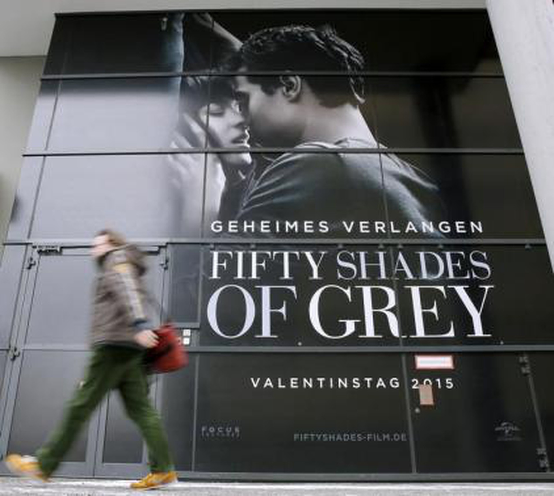 50 sắc th&aacute;i đ&atilde; bị ho&atilde;n c&ocirc;ng chiếu tại Việt Nam ngay trước lễ t&igrave;nh nh&acirc;n Valentine. Ảnh minh họa : Reuters
