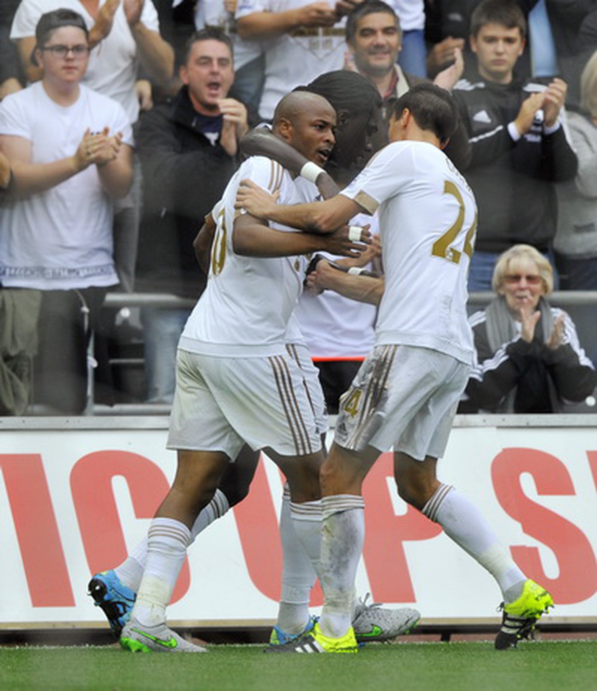 Andre Ayew nhanh ch&oacute;ng t&aacute;i lập thế qu&acirc;n b&igrave;nh cho Swansea
