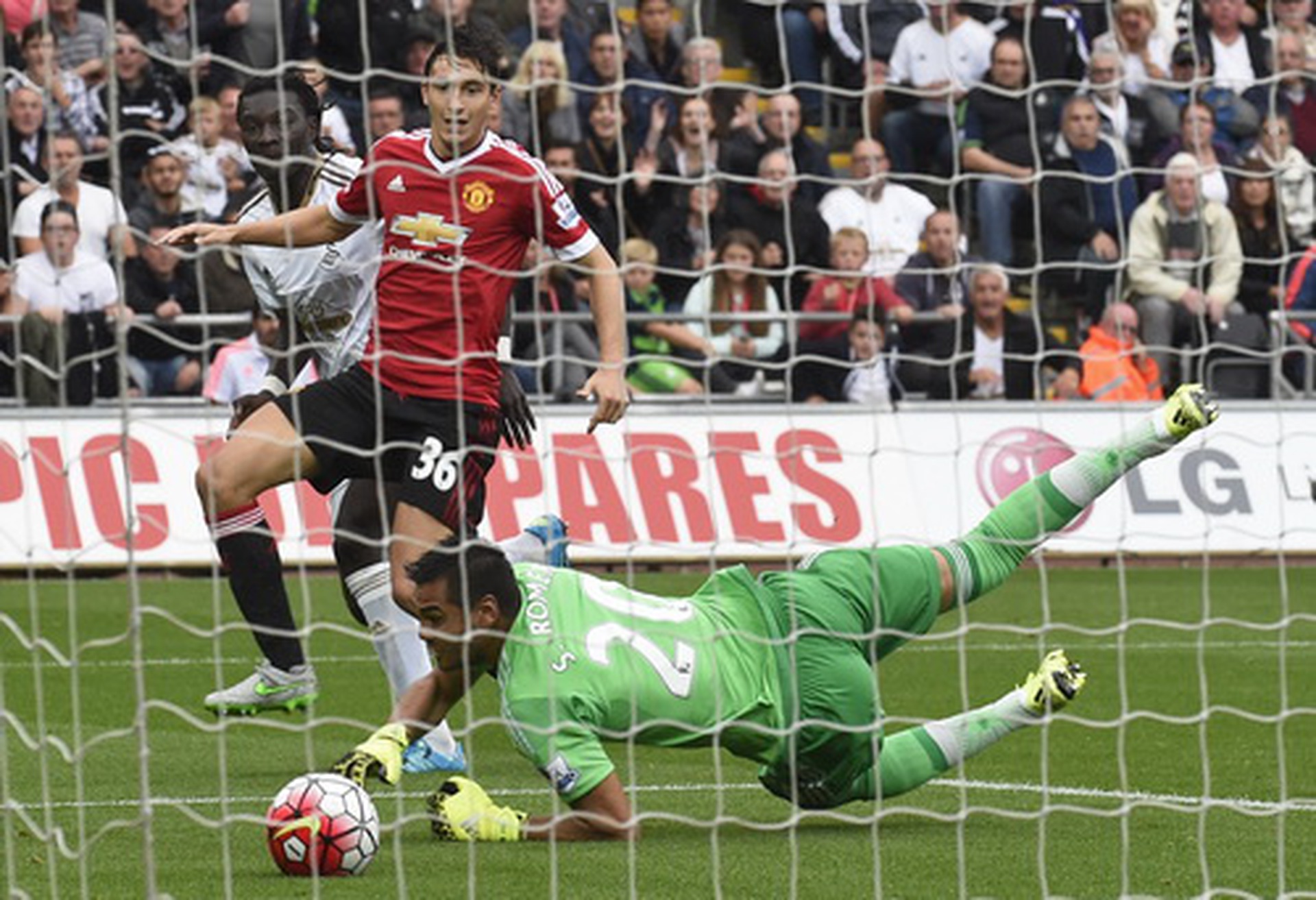 Gomis ghi b&agrave;n ấn định chiến thắng 2-1 cho chủ nh&agrave; Swansea