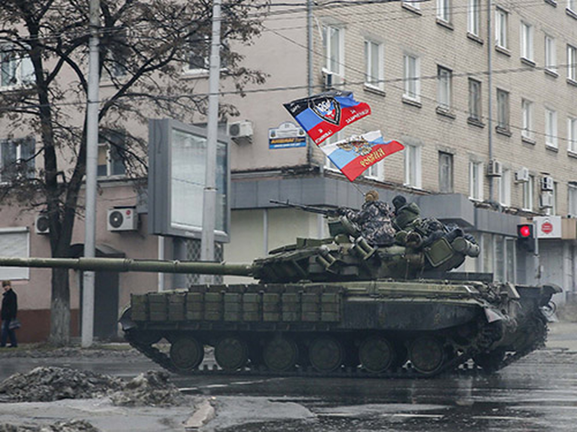 Xe tăng của lực lượng ly khai th&acirc;n Nga ở Donetsk, miền Đ&ocirc;ng UkraineẢnh: REUTERS