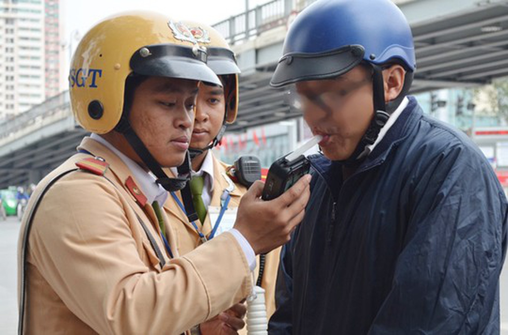 CSGT H&agrave; Nội tiến h&agrave;nh đo nồng độ cồn một người điều khiển phương tiện tham gia giao th&ocirc;ng - Ảnh: Nguyễn Hưởng