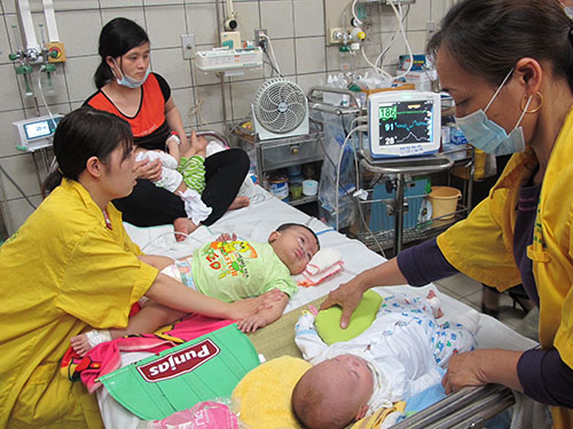 Qu&aacute; tải BV l&agrave; t&igrave;nh trạng thường gặp ở c&aacute;c cơ sở điều trị tuyến cuối. Trong ảnh: Bệnh nh&acirc;n sởi điều trị nội tr&uacute; tại BV Bạch Mai (thời điểm dịch sởi năm 2014)