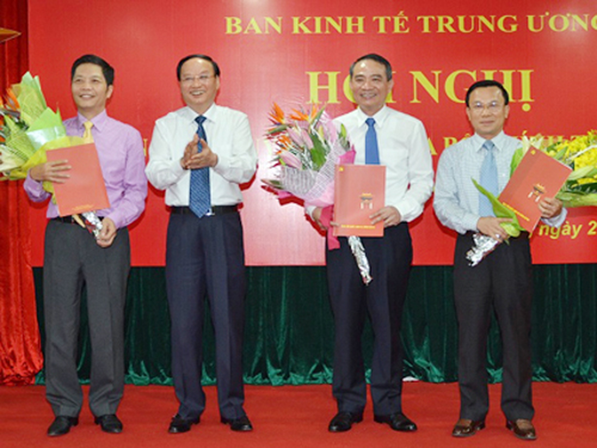 &Ocirc;ng T&ocirc; Huy Rứa trao Quyết định bổ nhiệm Ph&oacute; Trưởng Ban Kinh tế Trung ương cho c&aacute;c &ocirc;ng Trương Quang Nghĩa (thứ hai từ phải sang), Trần Văn Hiếu (ngo&agrave;i c&ugrave;ng b&ecirc;n phải) v&agrave; Trần Tuấn Anh (ngo&agrave;i c&ugrave;ng b&ecirc;n tr&aacute;i)