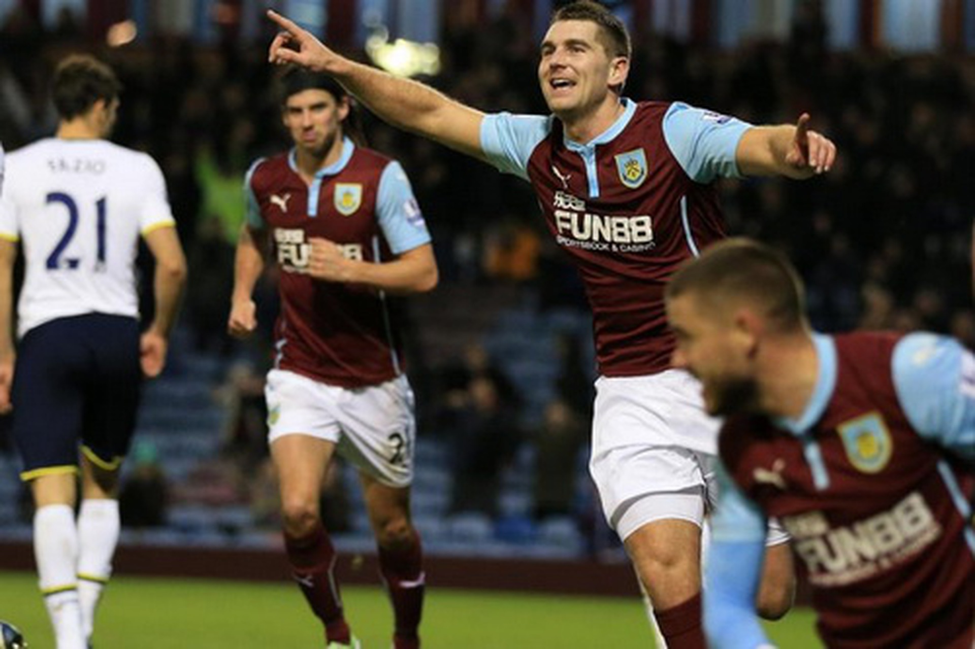 Sam Vokes vui mừng sau pha ghi b&agrave;n gỡ h&ograve;a cho Burnley