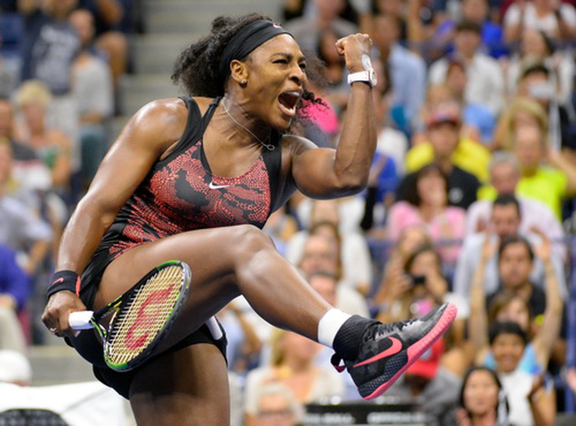 Serena phấn kh&iacute;ch sau khi đ&aacute;nh bại đồng hương Mattek Sands