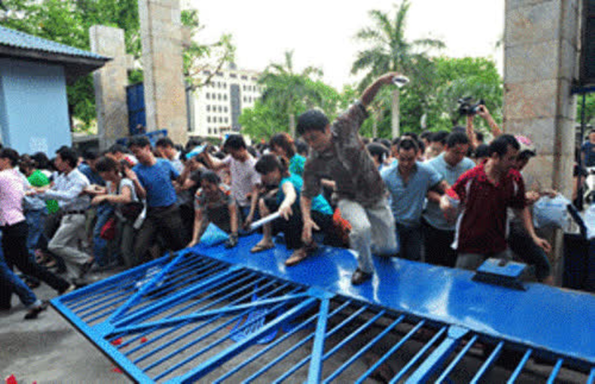 Ai cũng muốn được ph&acirc;n m&igrave;nh v&agrave; nạn nh&acirc;n l&agrave;... c&aacute;nh cửa sắt   