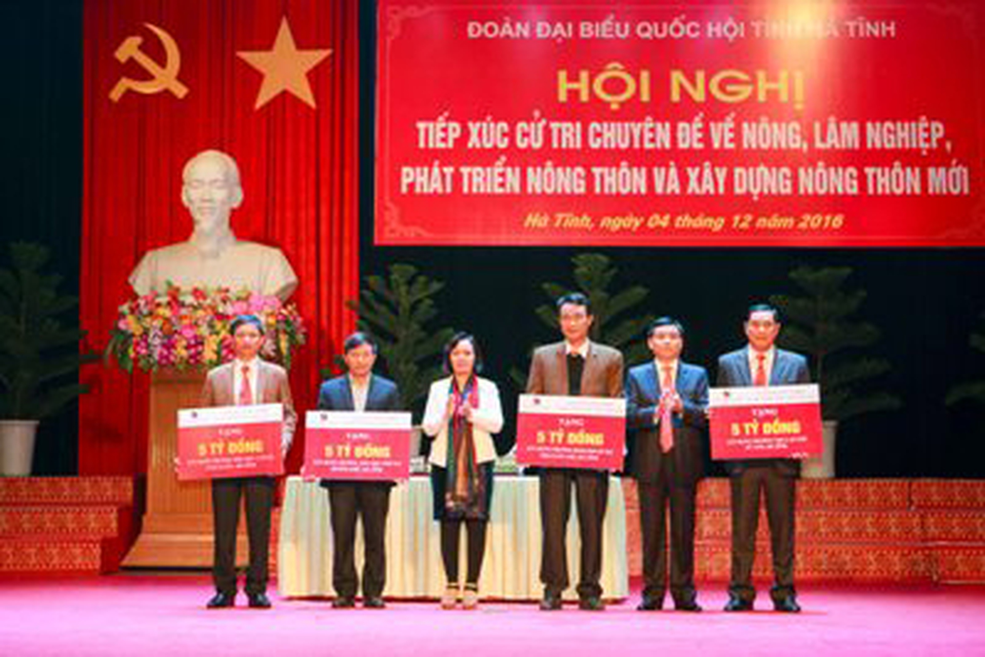 
&Ocirc;ng Hồ Văn Sơn - th&agrave;nh vi&ecirc;n HĐTV Agribank v&agrave; b&agrave; Nguyễn Thị Di&ecirc;n - Gi&aacute;m đốc Agribank H&agrave; Tĩnh - trao 20 tỉ đồng của Agribank ủng hộ x&acirc;y dựng 4 trường học tại H&agrave; Tĩnh
