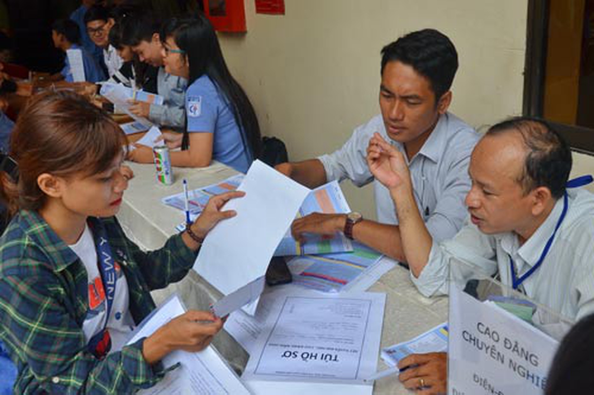 Th&iacute; sinh nộp hồ sinh x&eacute;t tuyển v&agrave;o một trường CĐ tại TP HCM - Ảnh: TẤN THẠNH