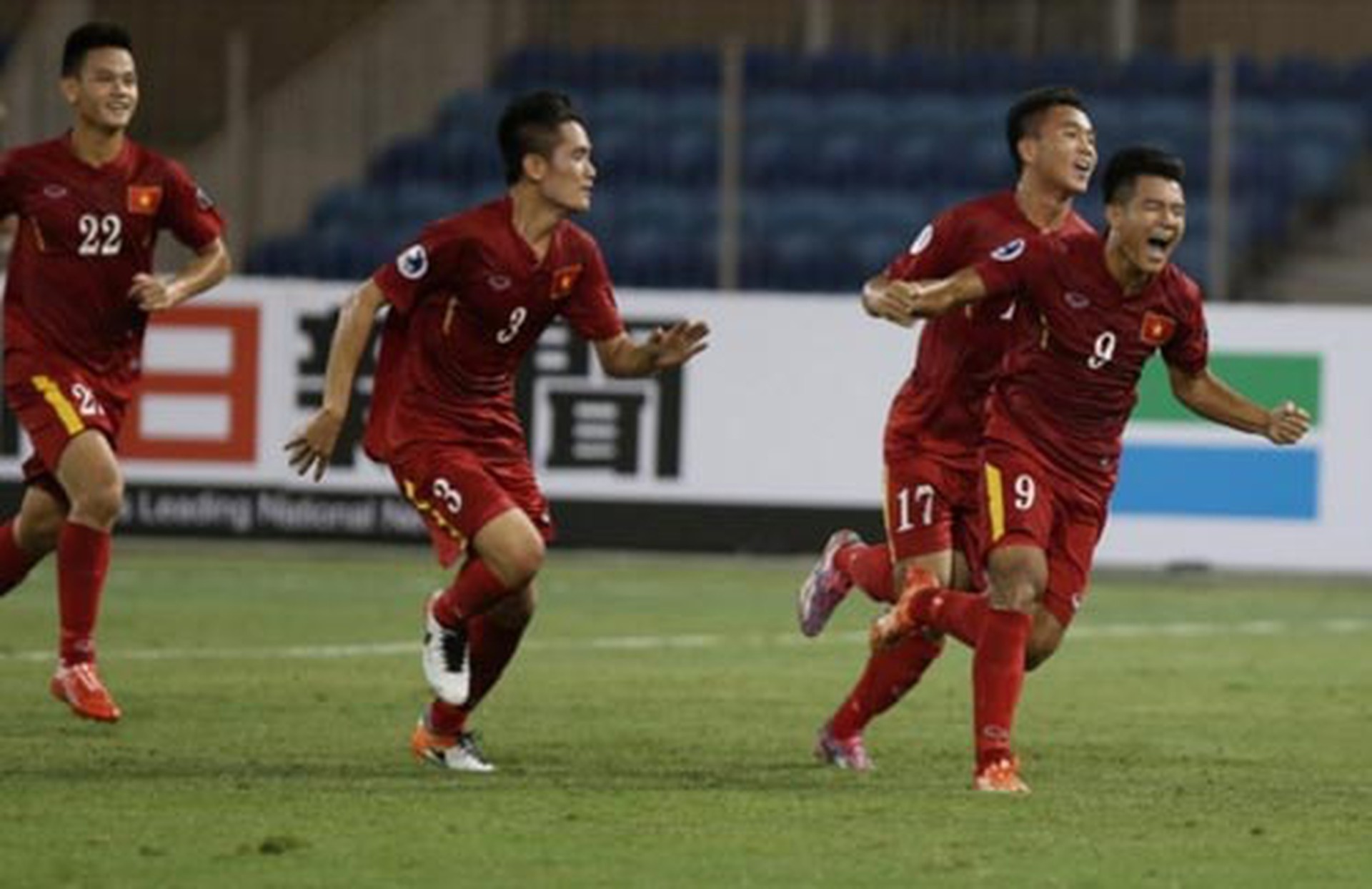 Đức Chinh (9) v&agrave; đồng đội sau chiến thắng 2-1 trước U19 Triều Ti&ecirc;n Ảnh: AFC