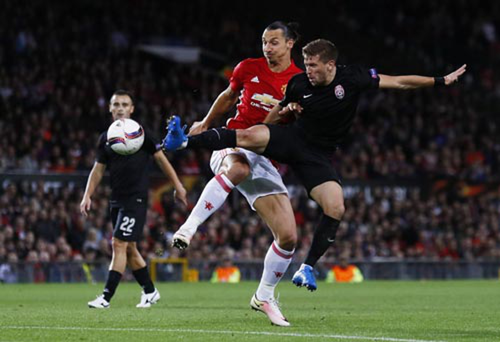 Ibrahimovic lấy lại phong độ l&agrave; một trong những tin vui cho M.U Ảnh: REUTERS