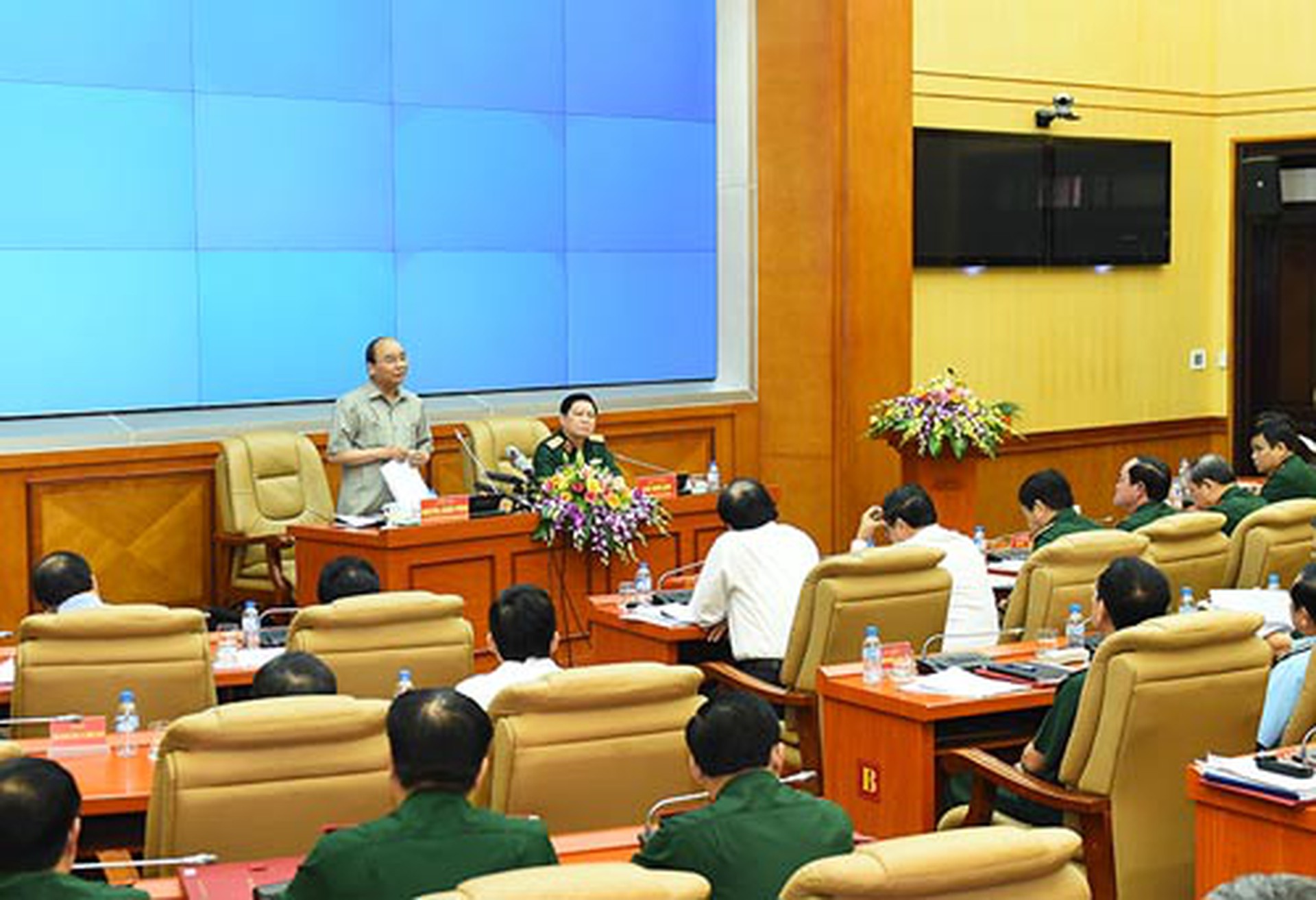 Thủ tướng Nguyễn Xu&acirc;n Ph&uacute;c l&agrave;m việc với Bộ Quốc ph&ograve;ng v&agrave;o chiều 21-9 Ảnh: QUANG HIẾU