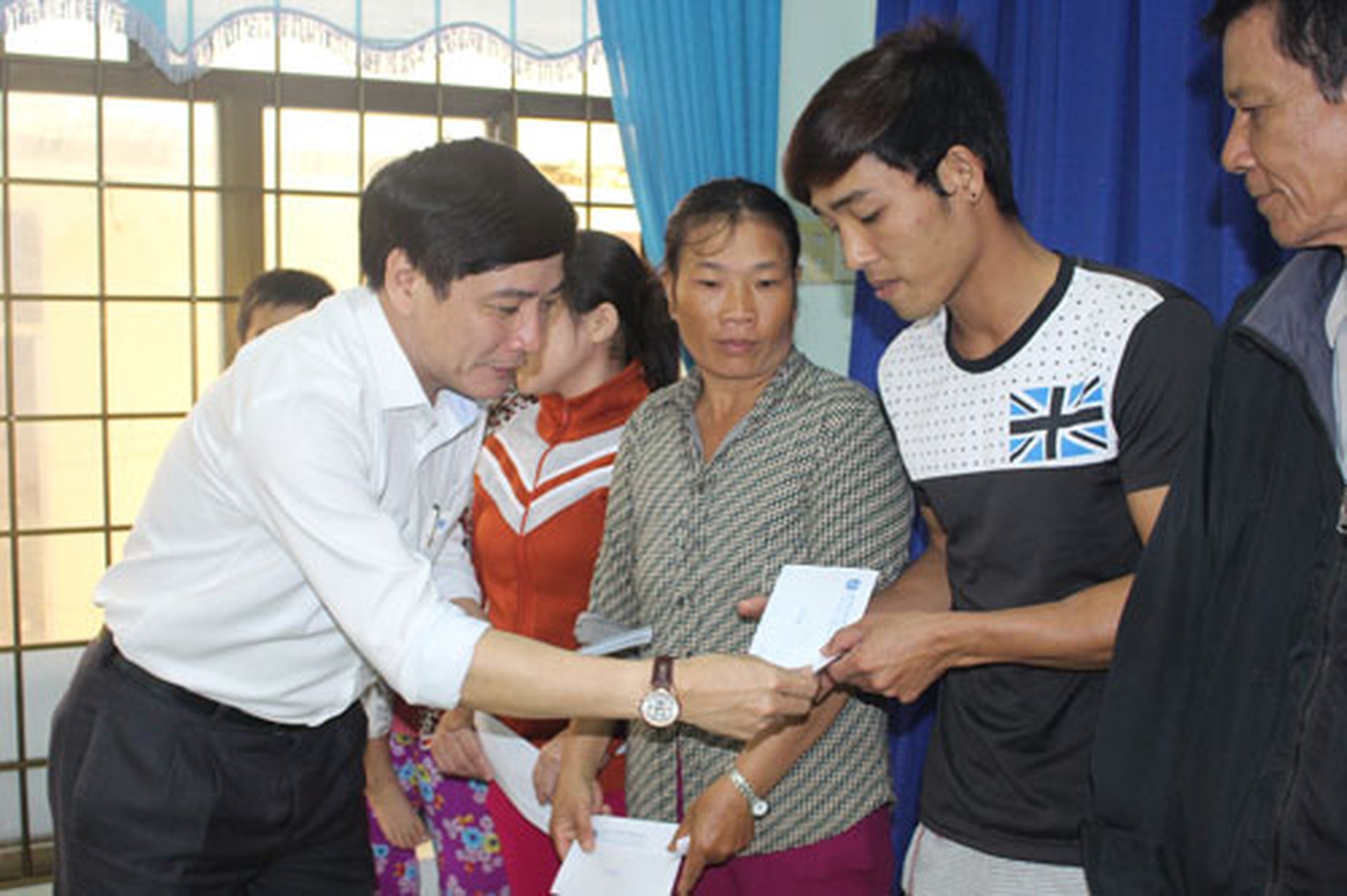 &Ocirc;ng B&ugrave;i Văn Cường, Chủ tịch Tổng LĐLĐ Việt Nam, trao tiền hỗ trợ người d&acirc;n v&ugrave;ng lũ x&atilde; An Hiệp, huyện Tuy An, tỉnh Ph&uacute; Y&ecirc;n Ảnh: HỒNG &Aacute;NH
