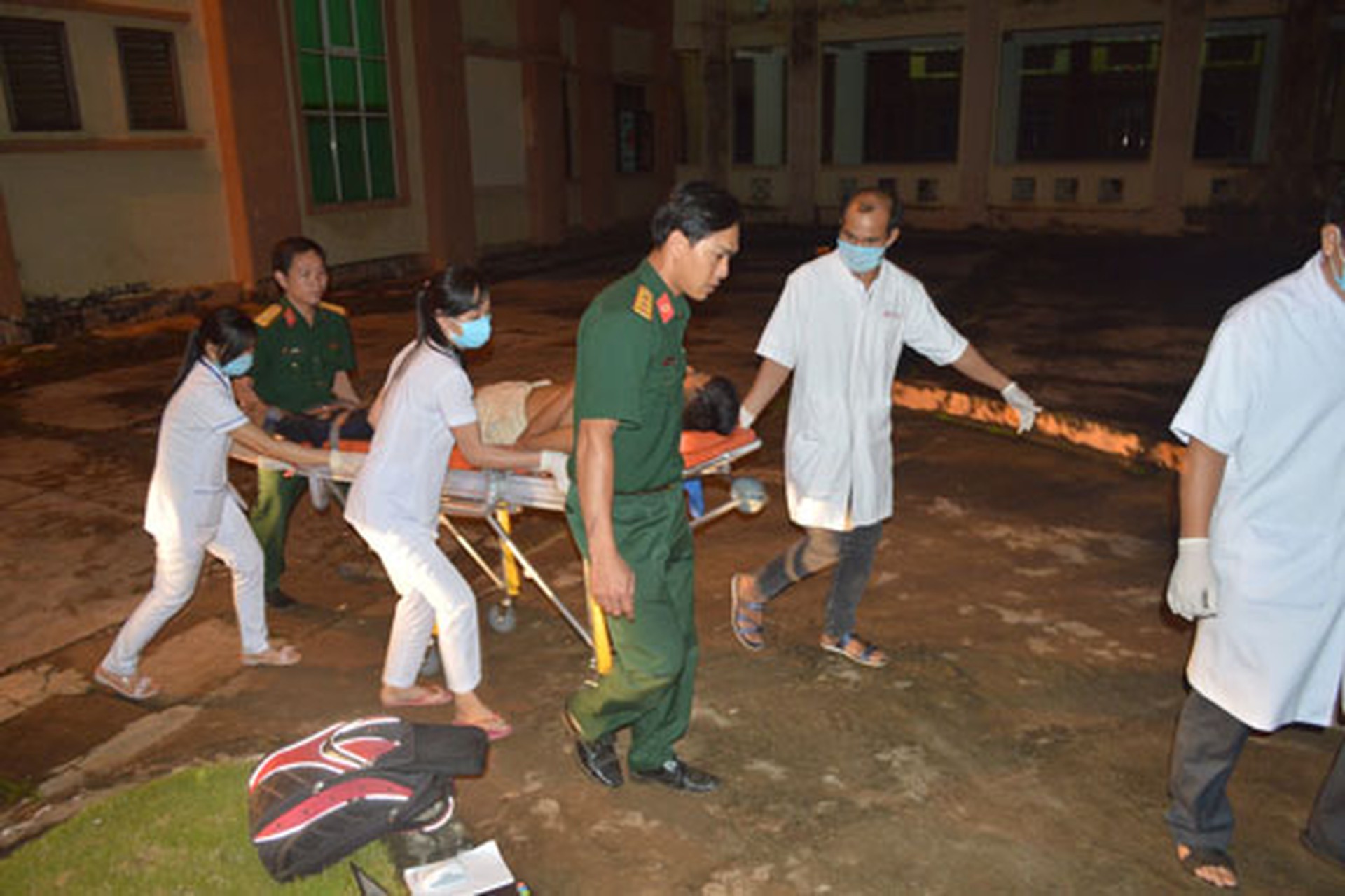 C&aacute;c nạn nh&acirc;n được đưa đến Bệnh viện Đa khoa tỉnh Đắk N&ocirc;ng cấp cứu