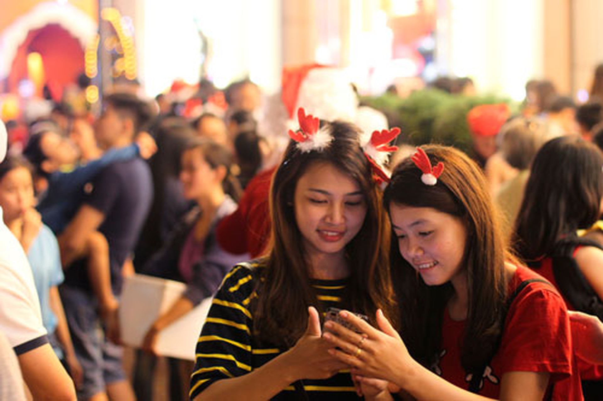 Người d&acirc;n chơi Noel tại Diamond Plaza tối 24-12
