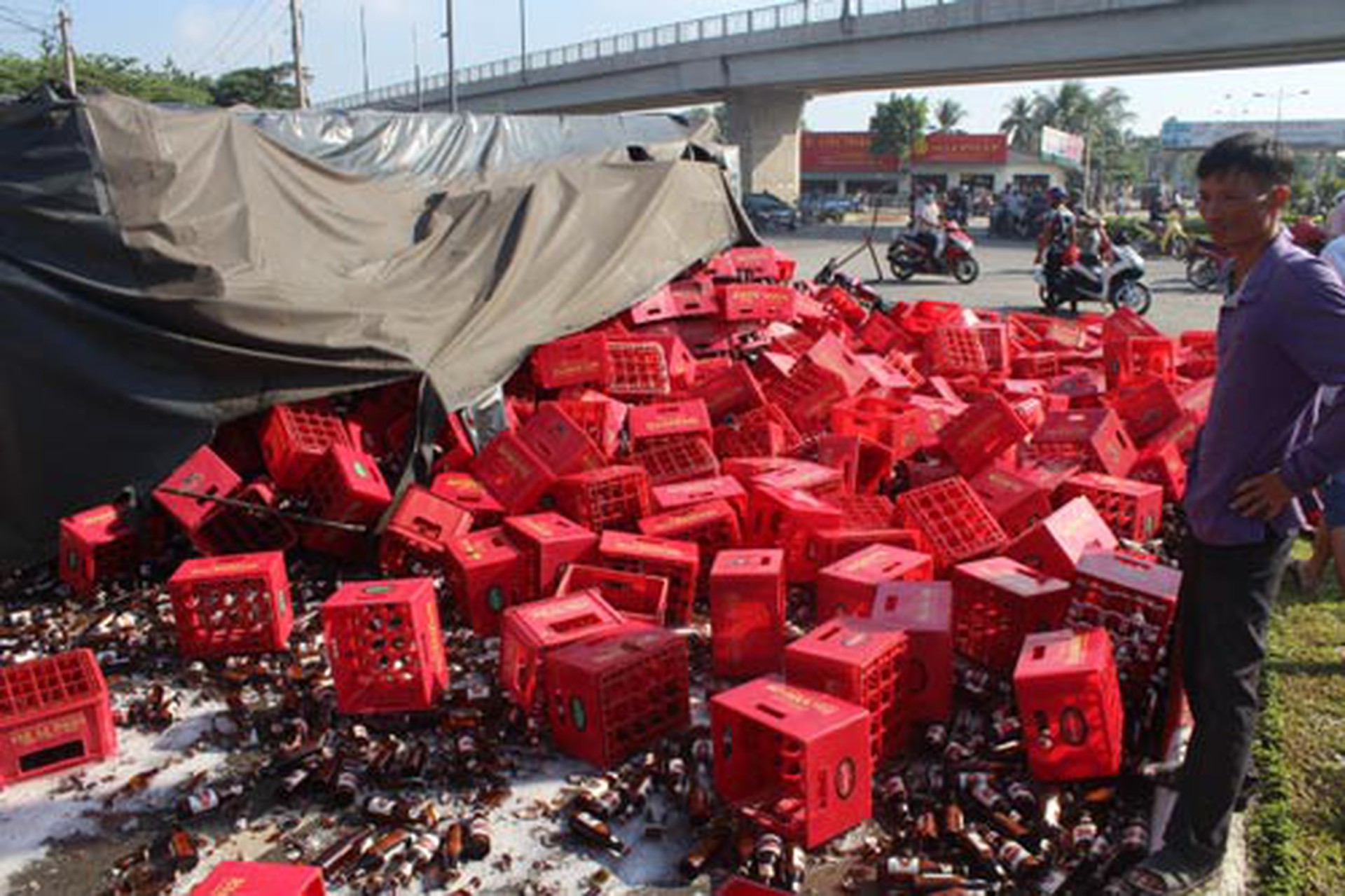 Hiện trường vụ tai nạn l&agrave;m 2 người bị thương