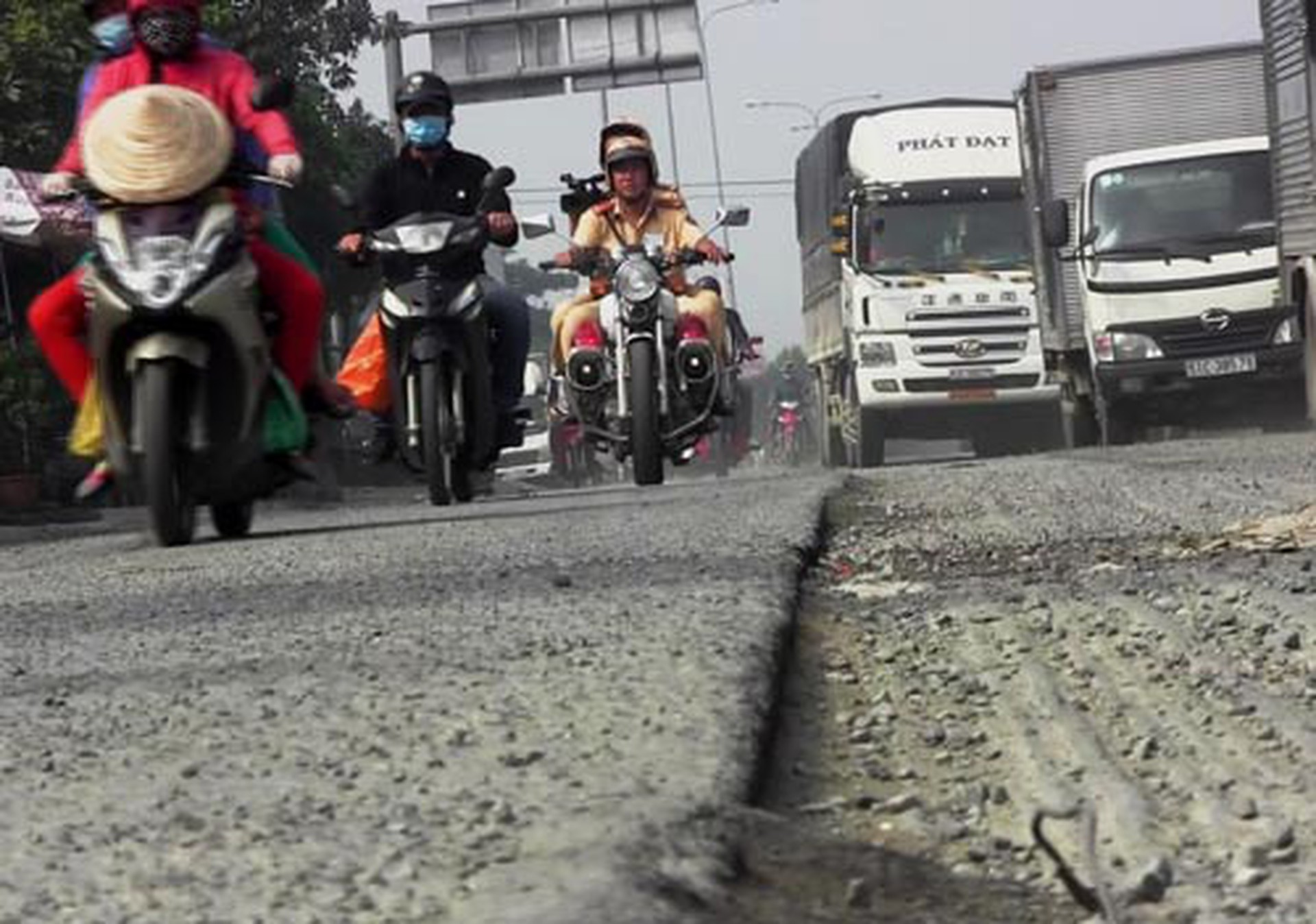 Quốc lộ 1, đoạn ch&acirc;n cầu vượt ng&atilde; tư B&igrave;nh Phước (quận Thủ Đức, TP HCM), bị hư hỏng nặng, chực chờ g&acirc;y họa
