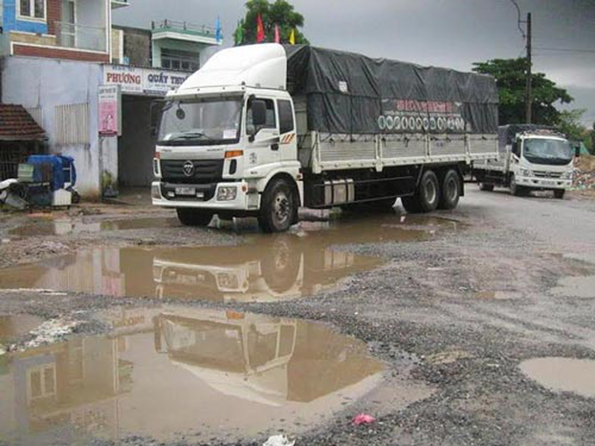 Tuyến đường DH8 nối Quốc lộ 1 với Tỉnh lộ 607 với nhiều ổ voi do xe n&eacute; trạm thu ph&iacute; g&acirc;y n&ecirc;n