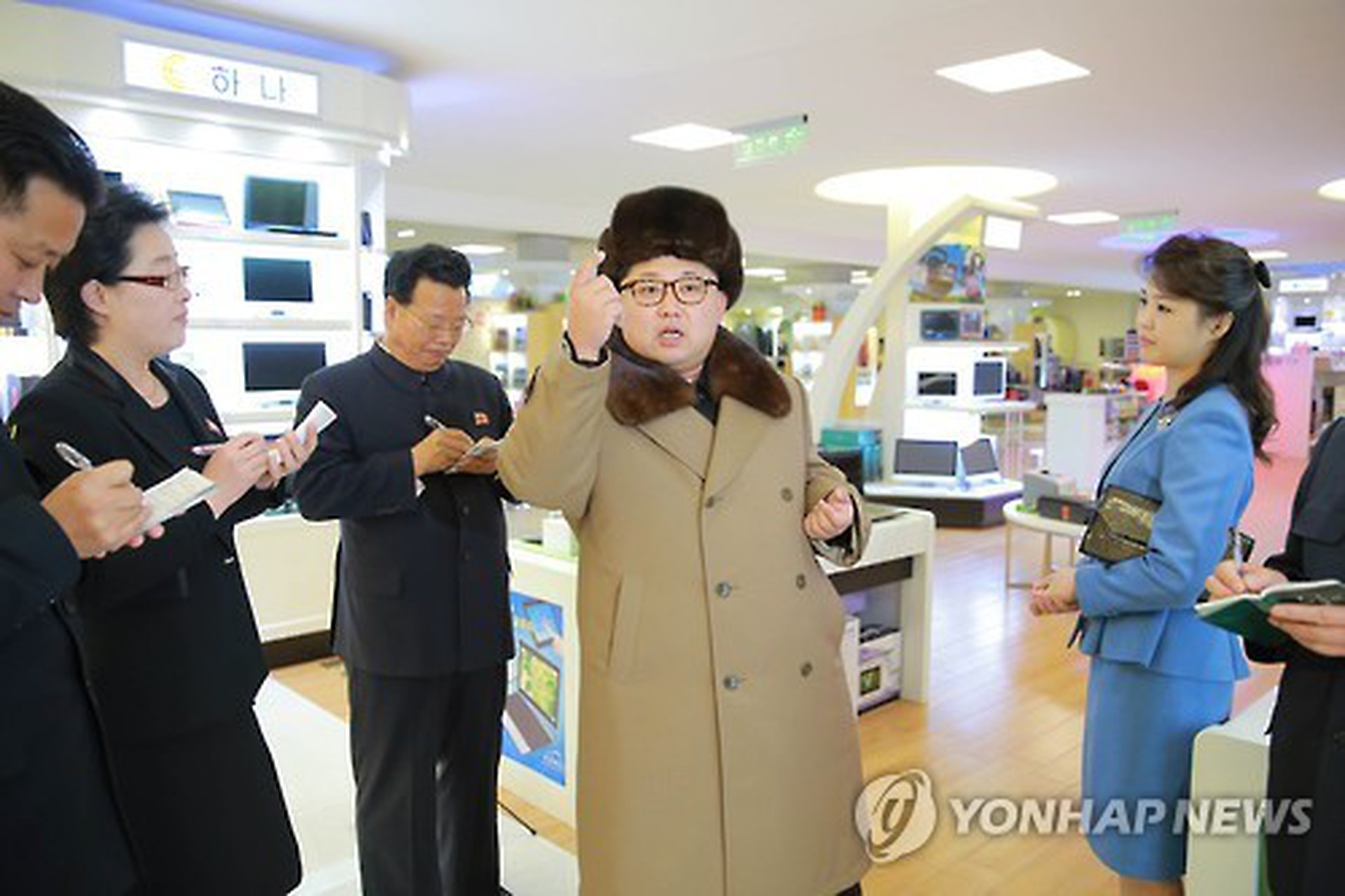 
B&agrave; Ri Sol-ju (&aacute;o xanh) xuất hiện c&ugrave;ng l&atilde;nh đạo Triều Ti&ecirc;n Kim Jong-un hồi th&aacute;ng 3-2016 Ảnh: Yonhap
