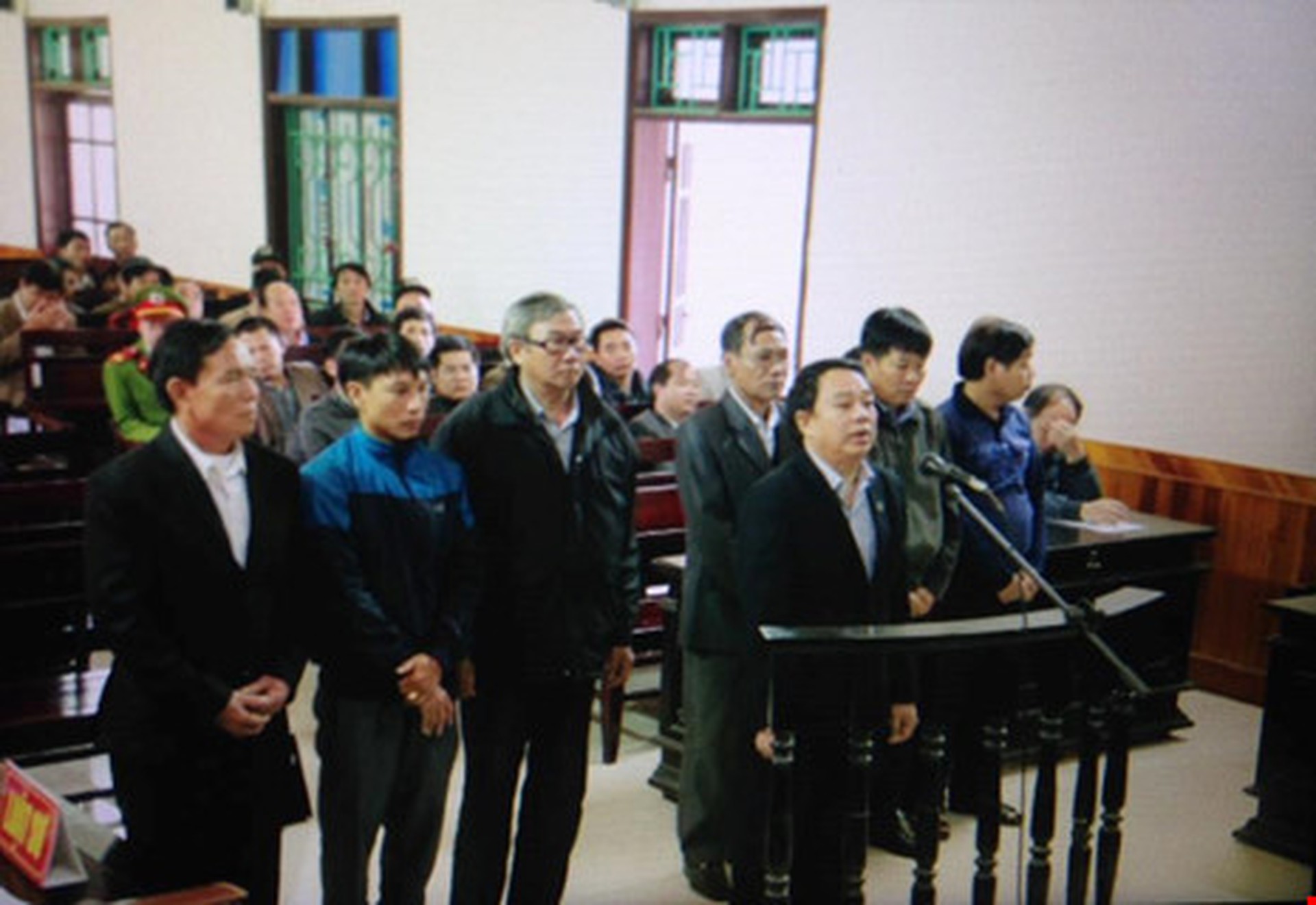 C&aacute;c bị c&aacute;o tại phi&ecirc;n t&ograve;a.