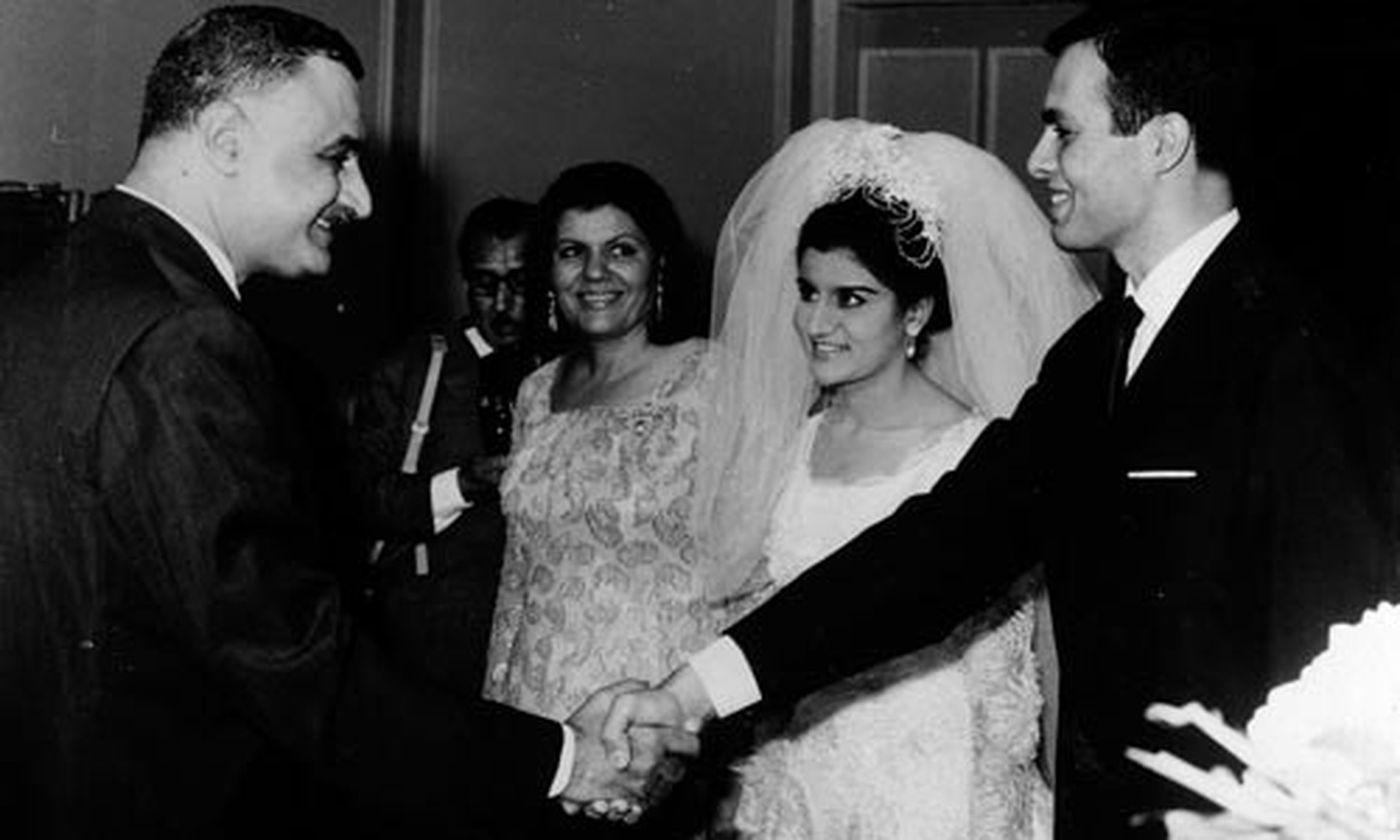 Đ&aacute;m cưới của Ashraf Marwan với Mona Nasser năm 1966. Tổng thống Gamal Abdel Nasser đứng b&ecirc;n tr&aacute;i bắt tay ch&agrave;ng rể Ảnh: AP