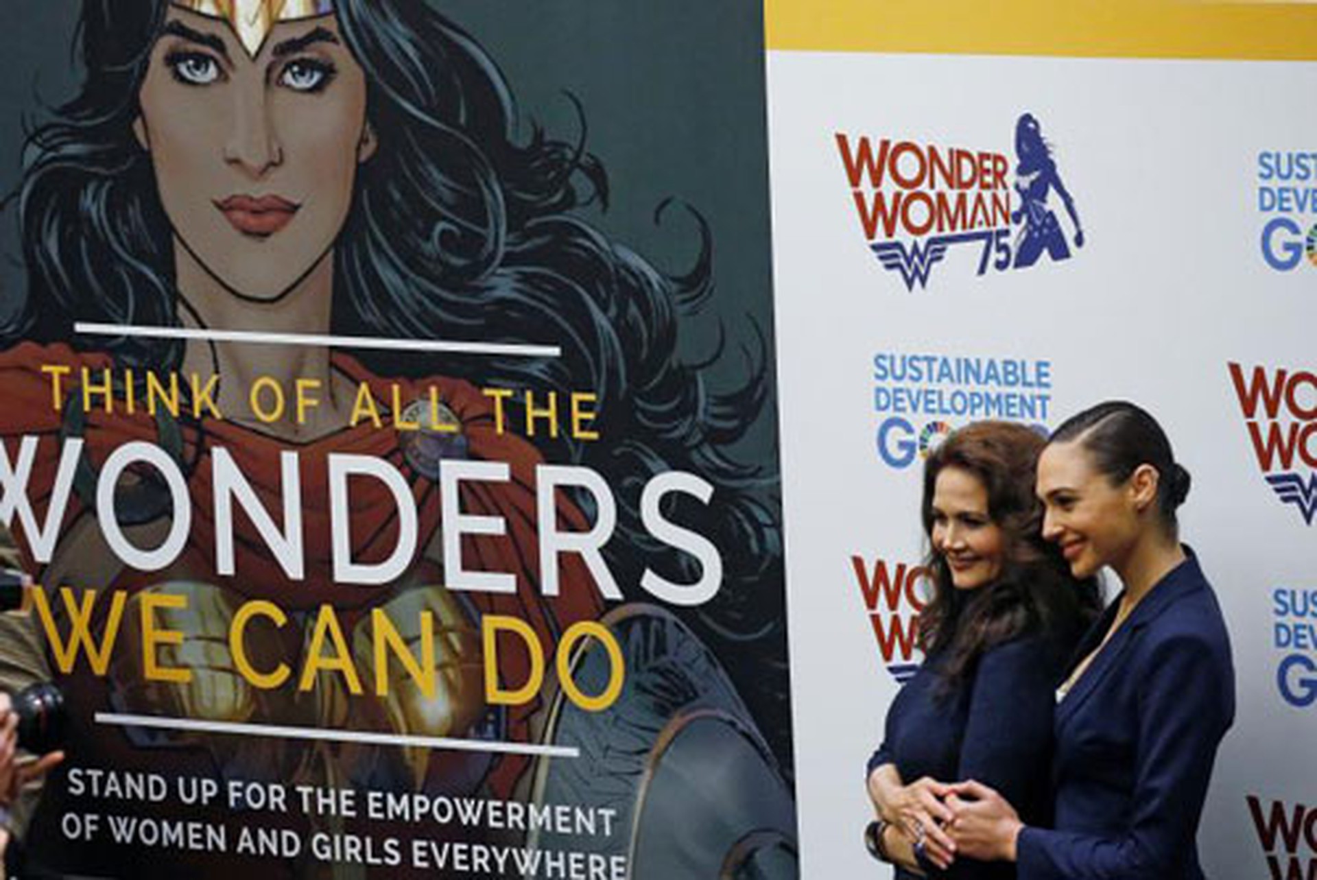 Hai nữ diễn vi&ecirc;n Lynda Carter v&agrave; Gal Gadot dự lễ t&ocirc;n vinh nh&acirc;n vật Wonder Woman Ảnh: REUTERS