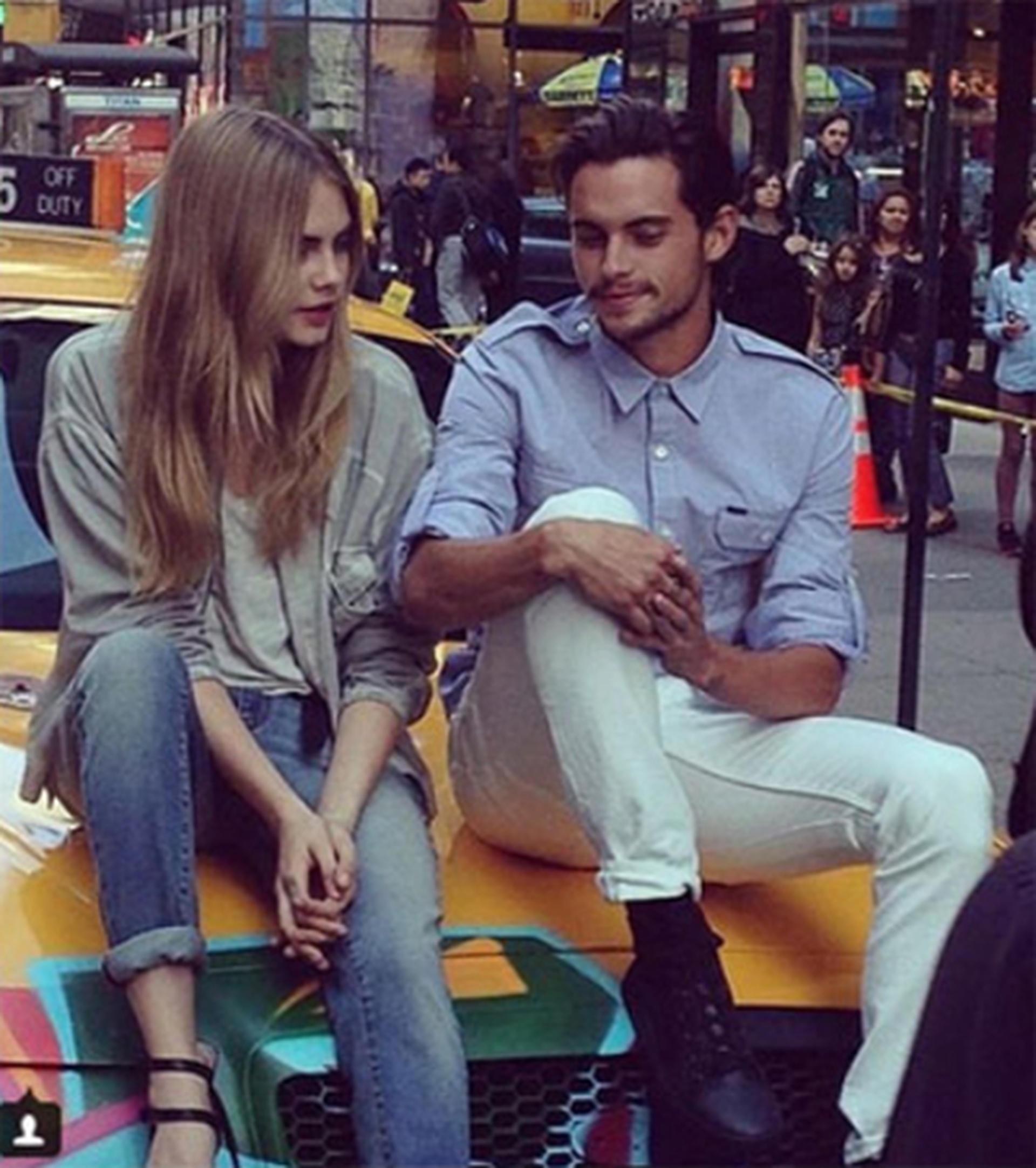 
Dylan v&agrave; bạn l&agrave; si&ecirc;u mẫu Cara Delevingn
