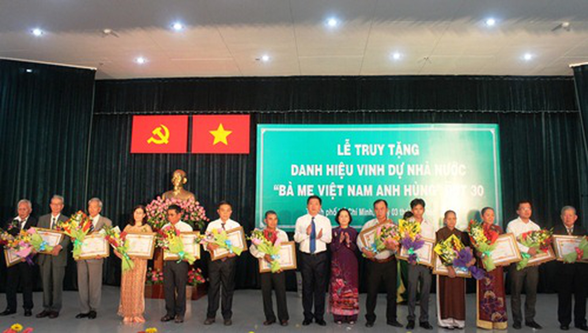 L&atilde;nh đạo TP HCM trao danh hiệu B&agrave; Mẹ Việt Nam Anh h&ugrave;ng cho gia đinh c&aacute;c Mẹ. Ảnh: Bảo Ngọc