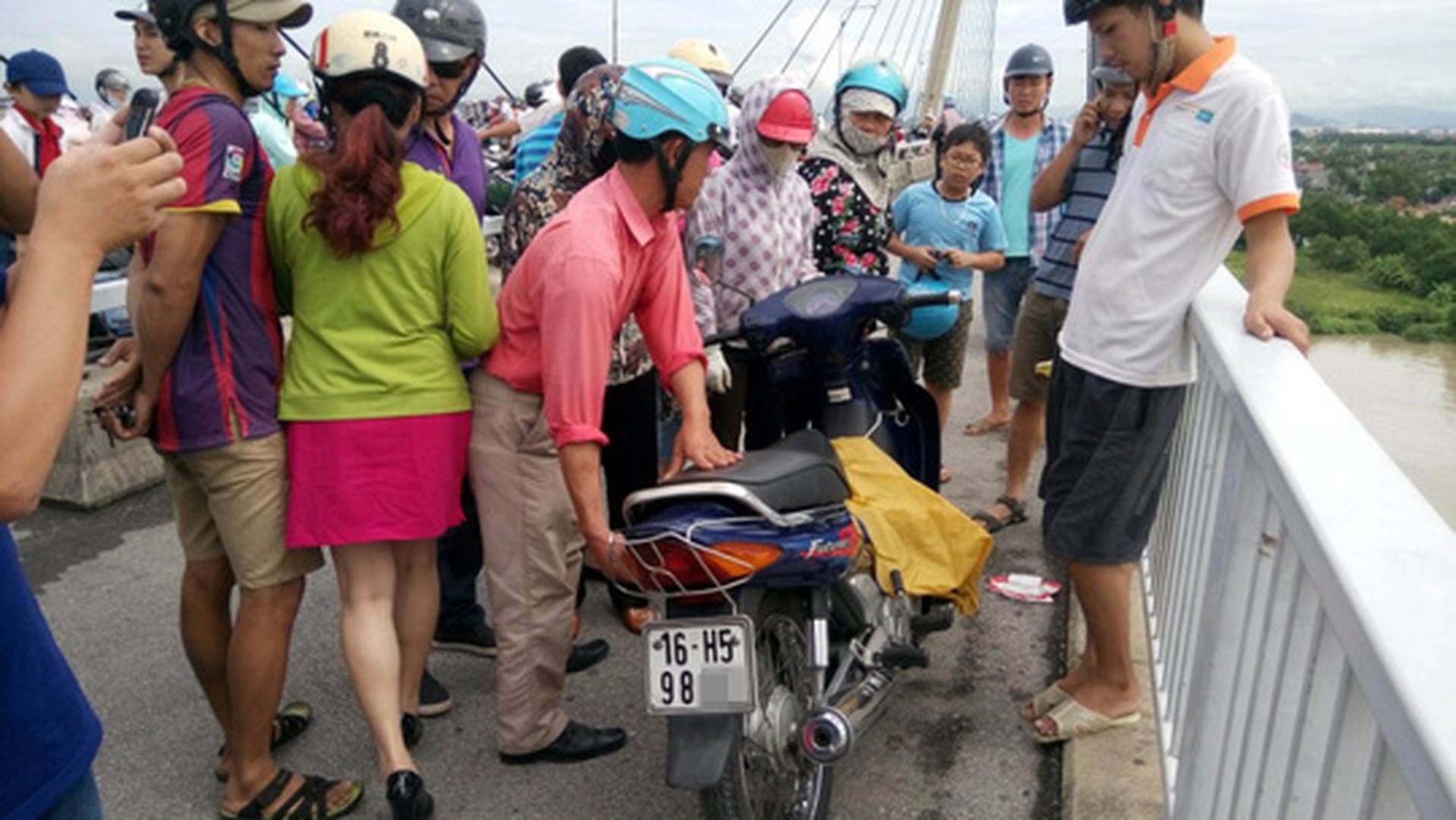 
Chiếc xe m&aacute;y nạn nh&acirc;n để lại với ch&igrave;a kh&oacute;a c&ograve;n cắm trong ổ
