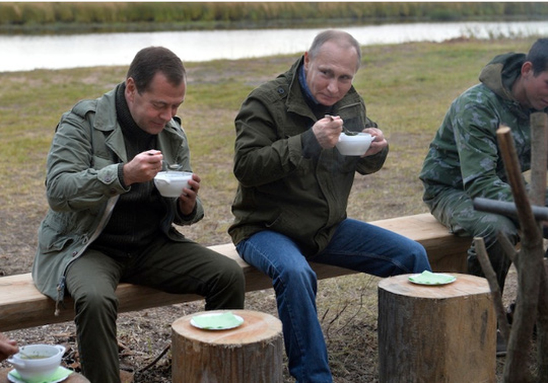 
Tổng thống Nga Vladimir Putin v&agrave; Thủ tướng Medvedev trong một kỳ nghỉ gần đ&acirc;y. Ảnh: ĐIỆN KREMLIN
