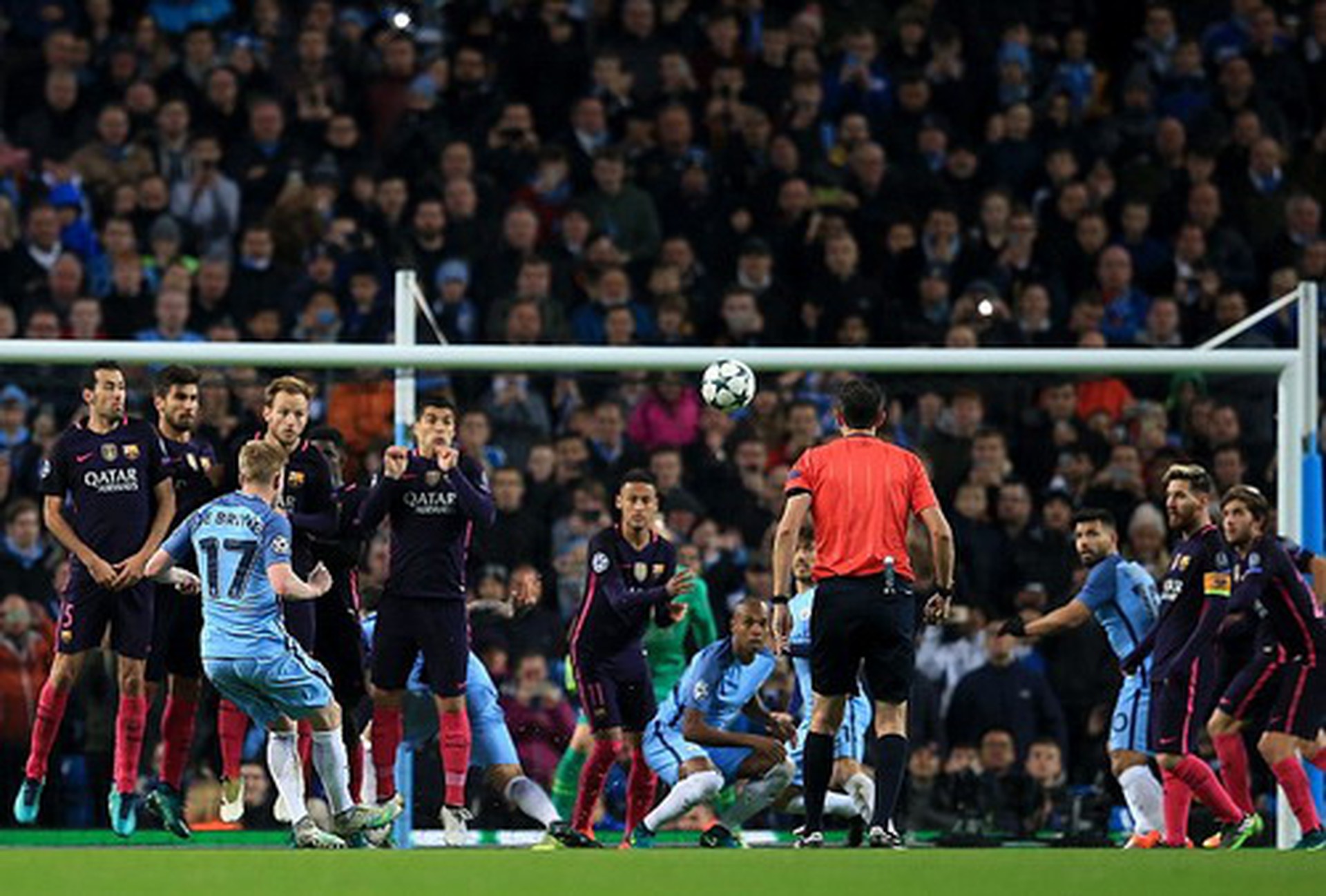 Kevin De Bruyne ghi b&agrave;n khi Man City đ&aacute;nh bại Barcelona 3-1 v&ograve;ng bảng