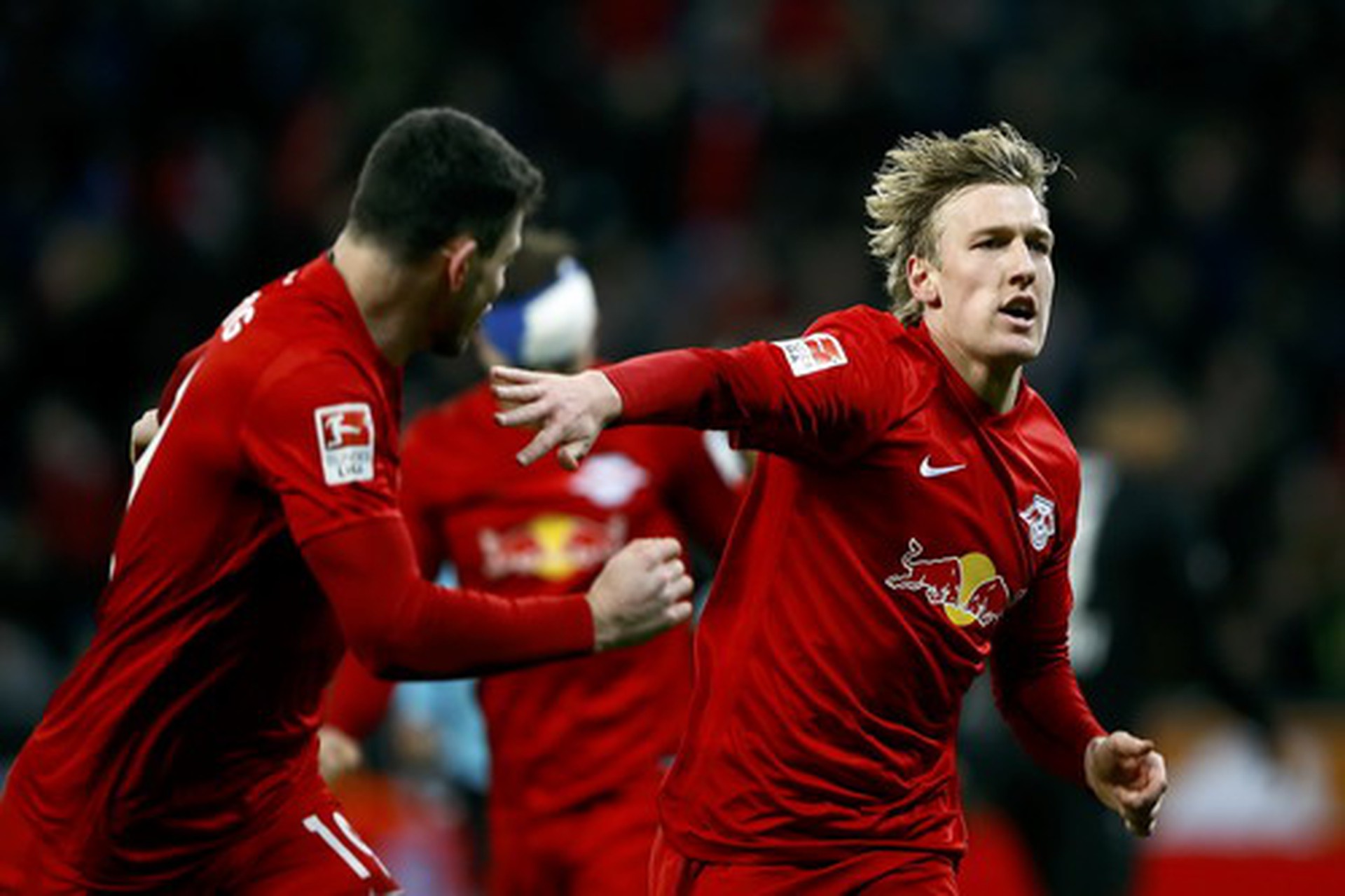 C&aacute;nh chim đầu đ&agrave;n Emil Forsberg