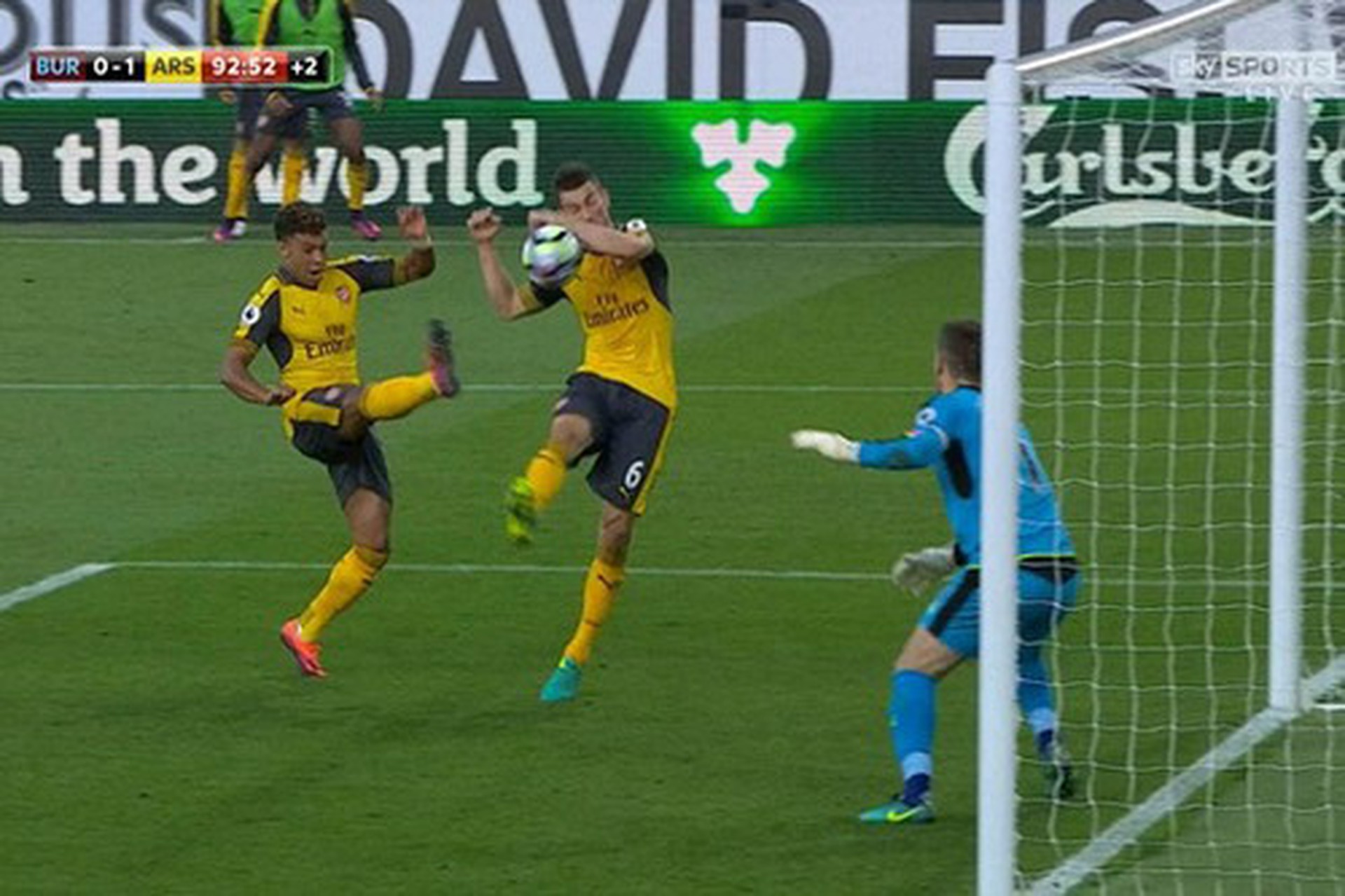 B&agrave;n thắng bằng c&ugrave;i chỏ của Laurent Koscielny