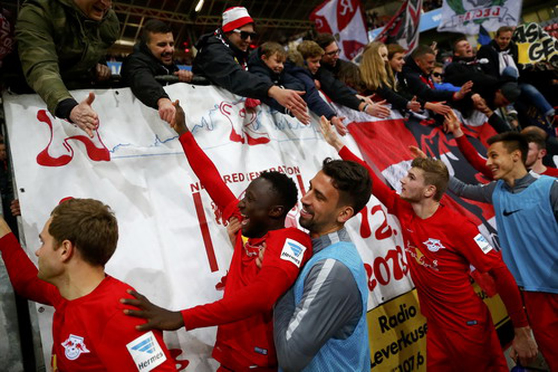Đ&agrave;n b&ograve; RB Leipzig bay cao ở Bundesliga