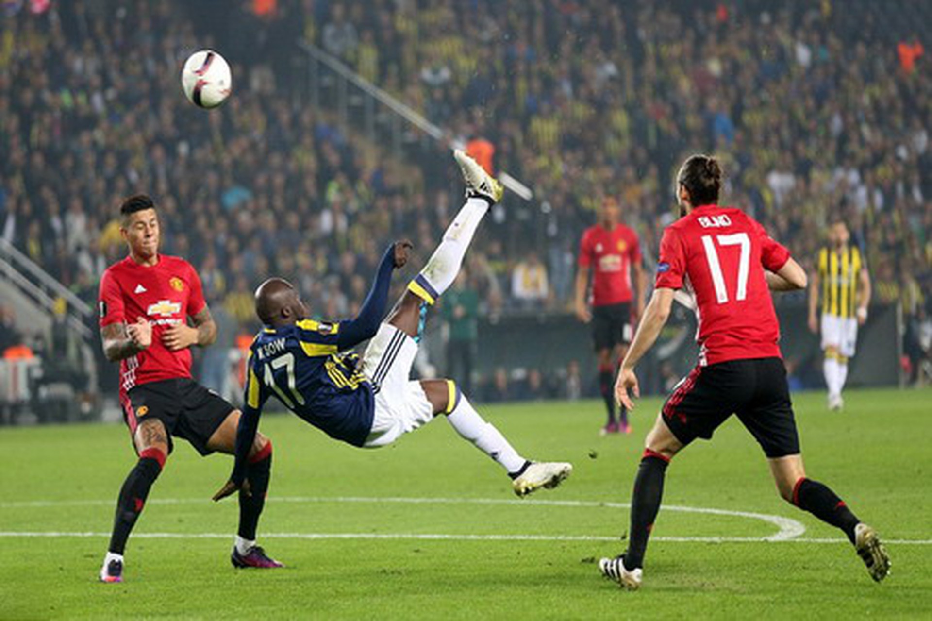 Moussa Sow với pha tung người ghi b&agrave;n mở tỉ số