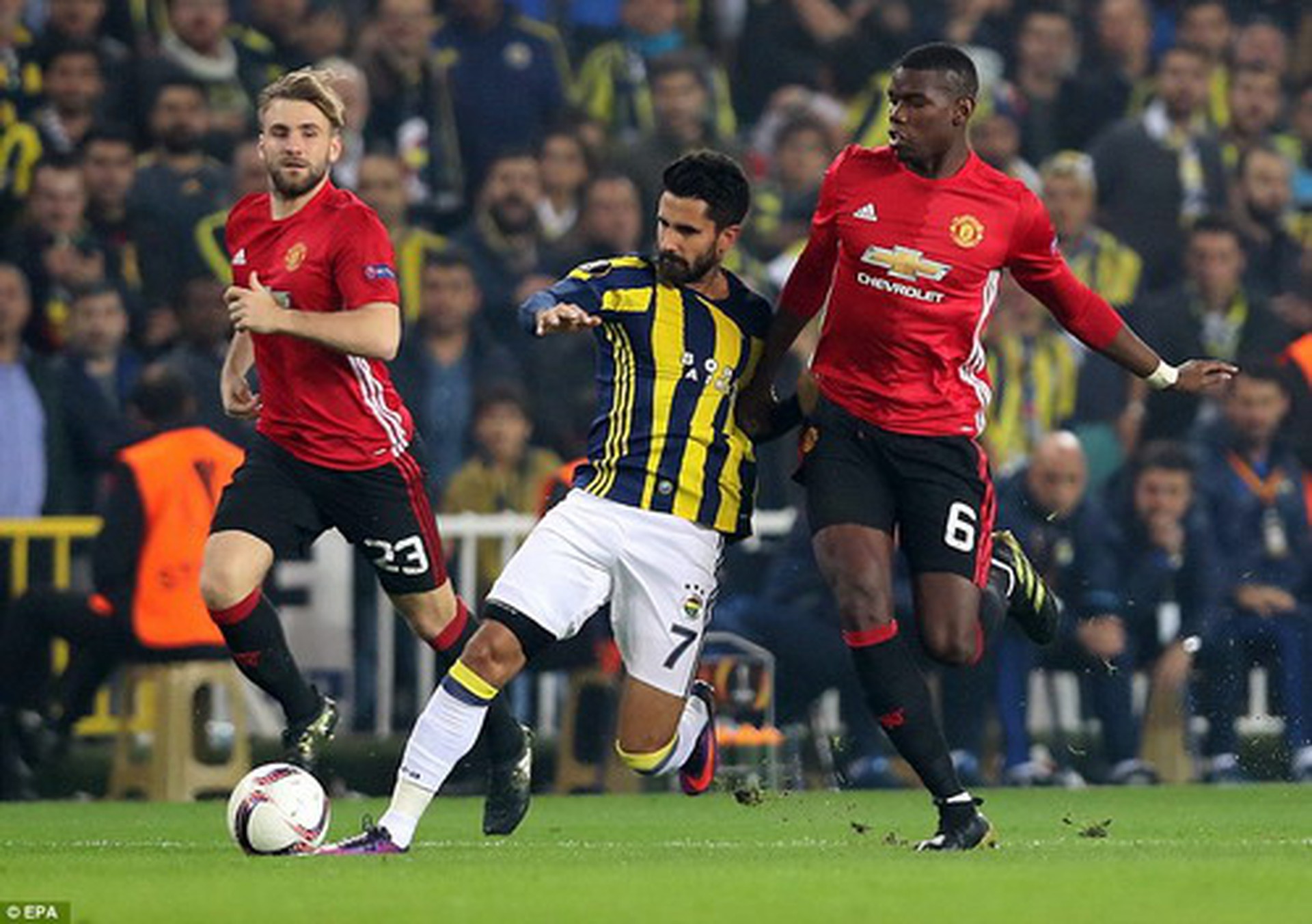 Paul Pogba chỉ c&oacute; mặt 30 ph&uacute;t trước khi chấn thương rời s&acirc;n