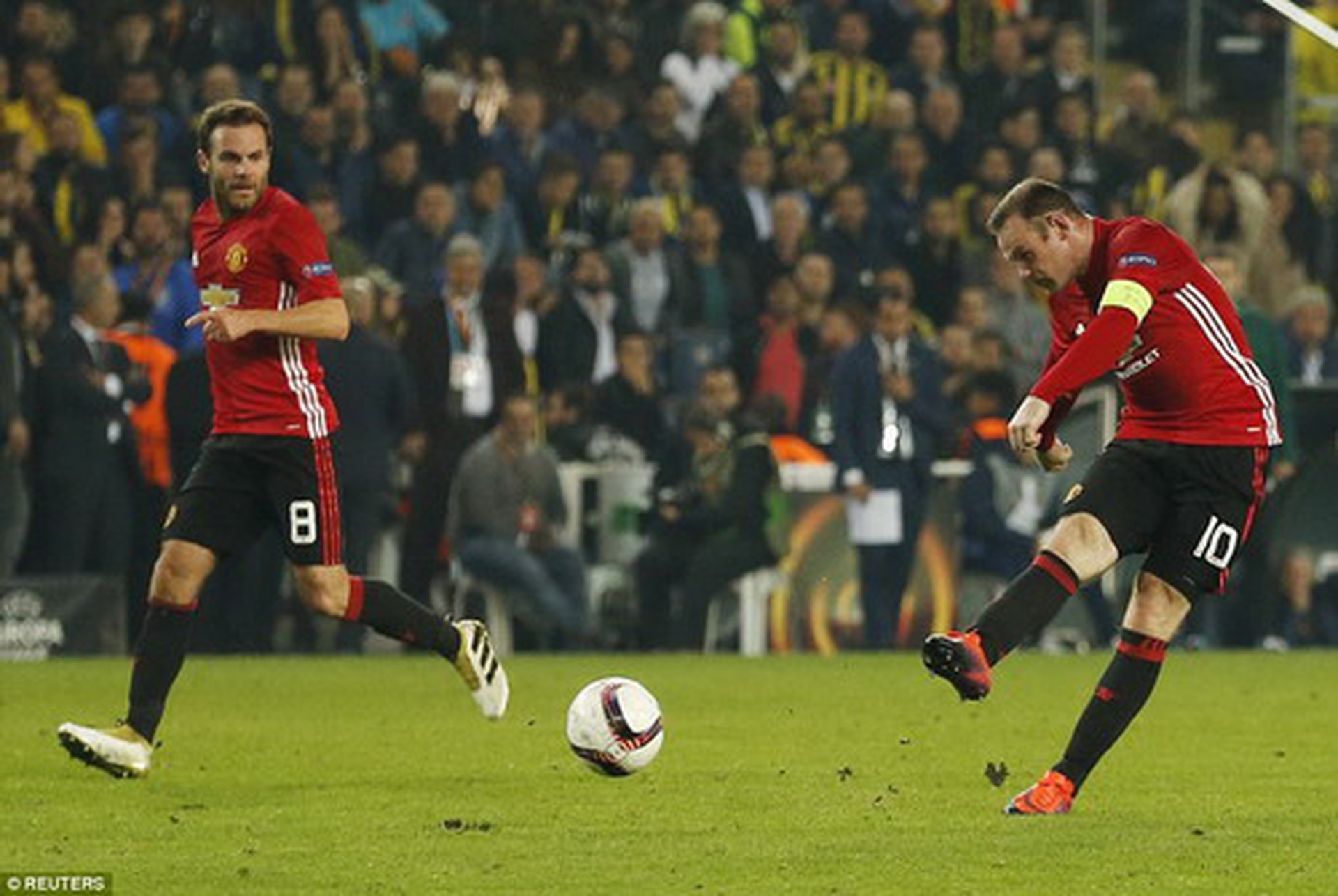 Roonay c&oacute; b&agrave;n thắng danh dự cho Man United