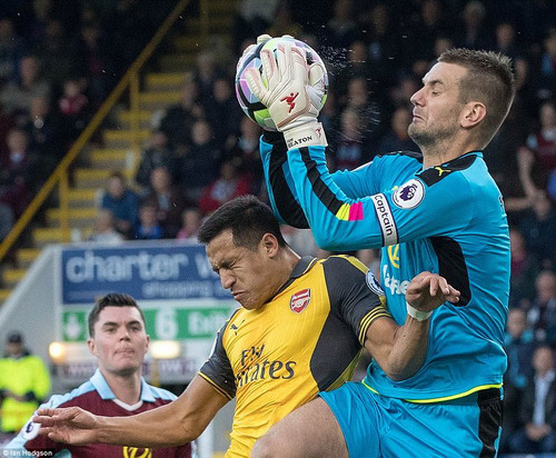 Alexis Sanchez trước khung th&agrave;nh Burnley