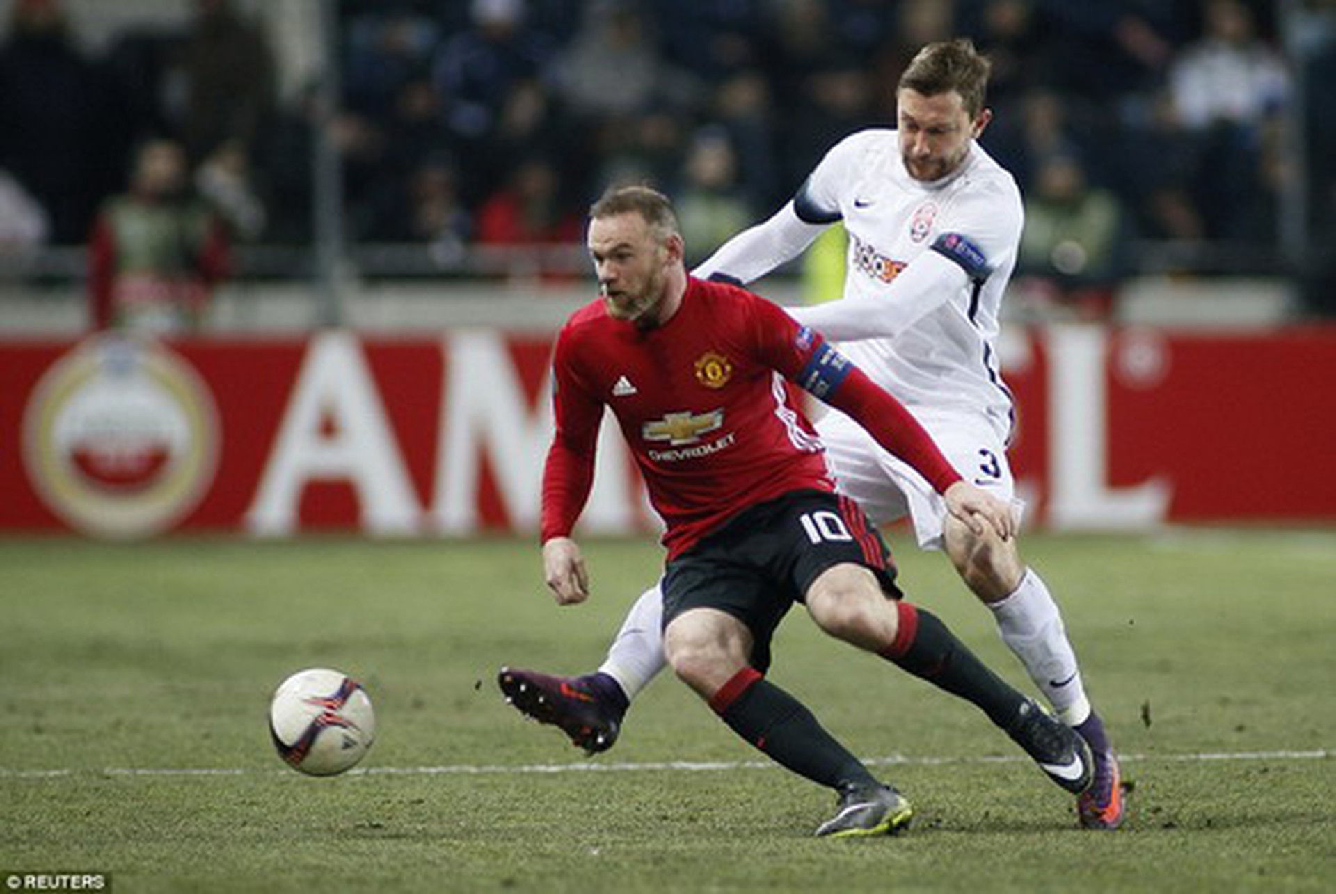 Wayne Rooney đi b&oacute;ng trước c&aacute;c hậu vệ Zorya