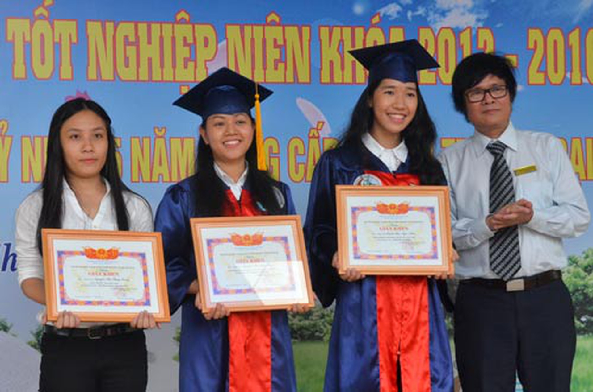 Trao thưởng cho c&aacute;c sinh vi&ecirc;n đạt điểm cao v&agrave;o trường