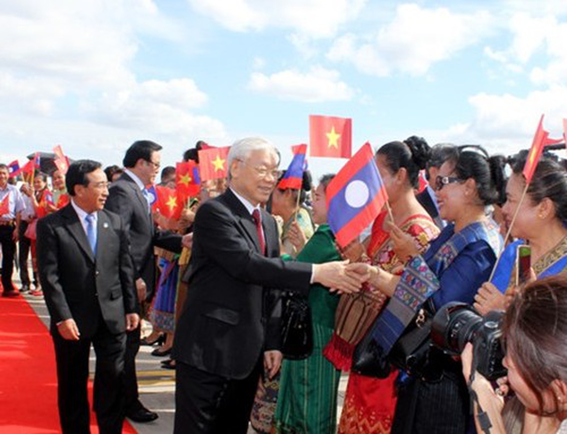 Đ&oacute;n Tổng B&iacute; thư tại s&acirc;n bay - Ảnh: VOV