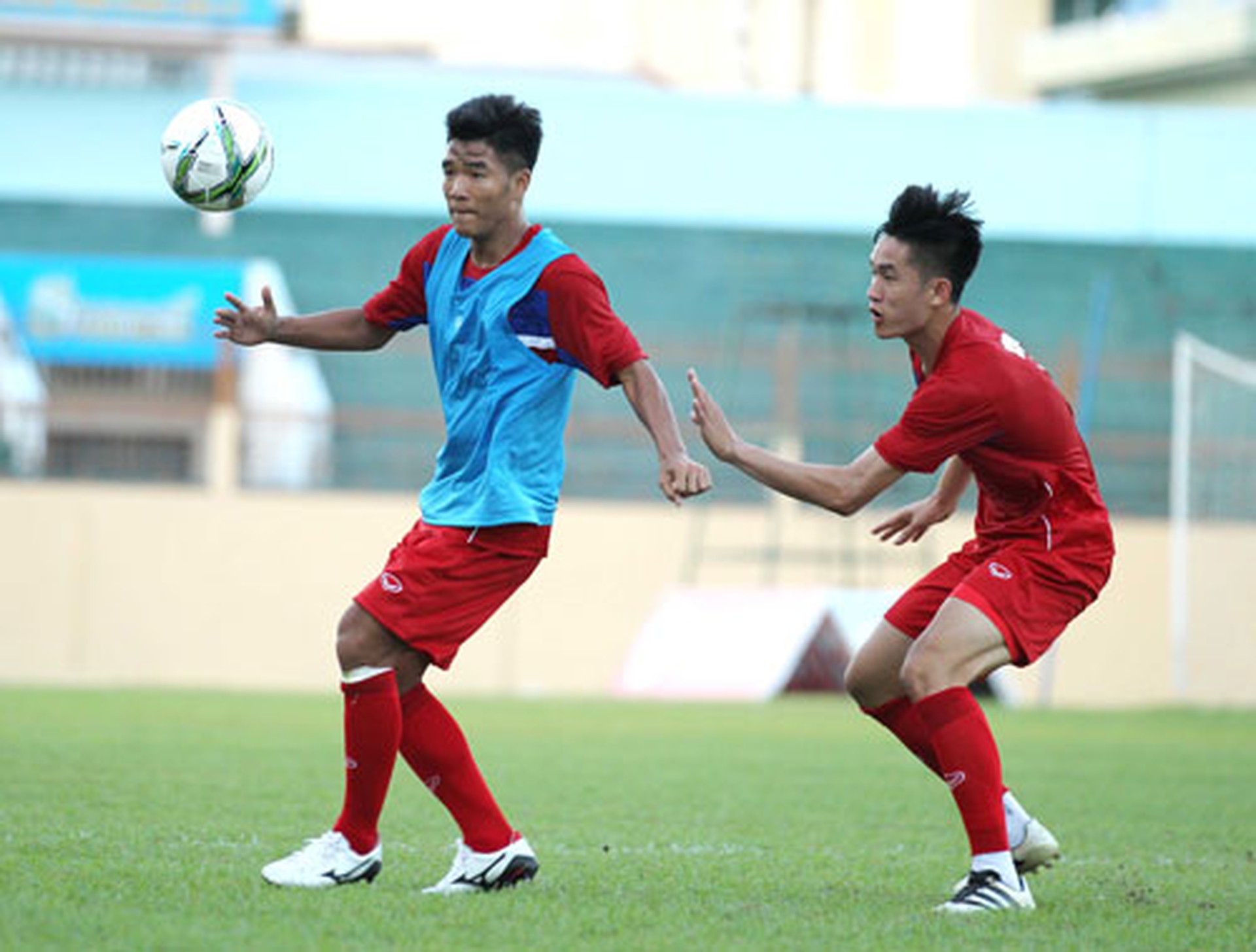 Thi đấu nhiều ở V-League m&ugrave;a n&agrave;y nhưng tiền đạo H&agrave; Đức Chinh (tr&aacute;i) chưa c&oacute; nền tảng thể lực tốt nhất Ảnh: NGỌC LINH