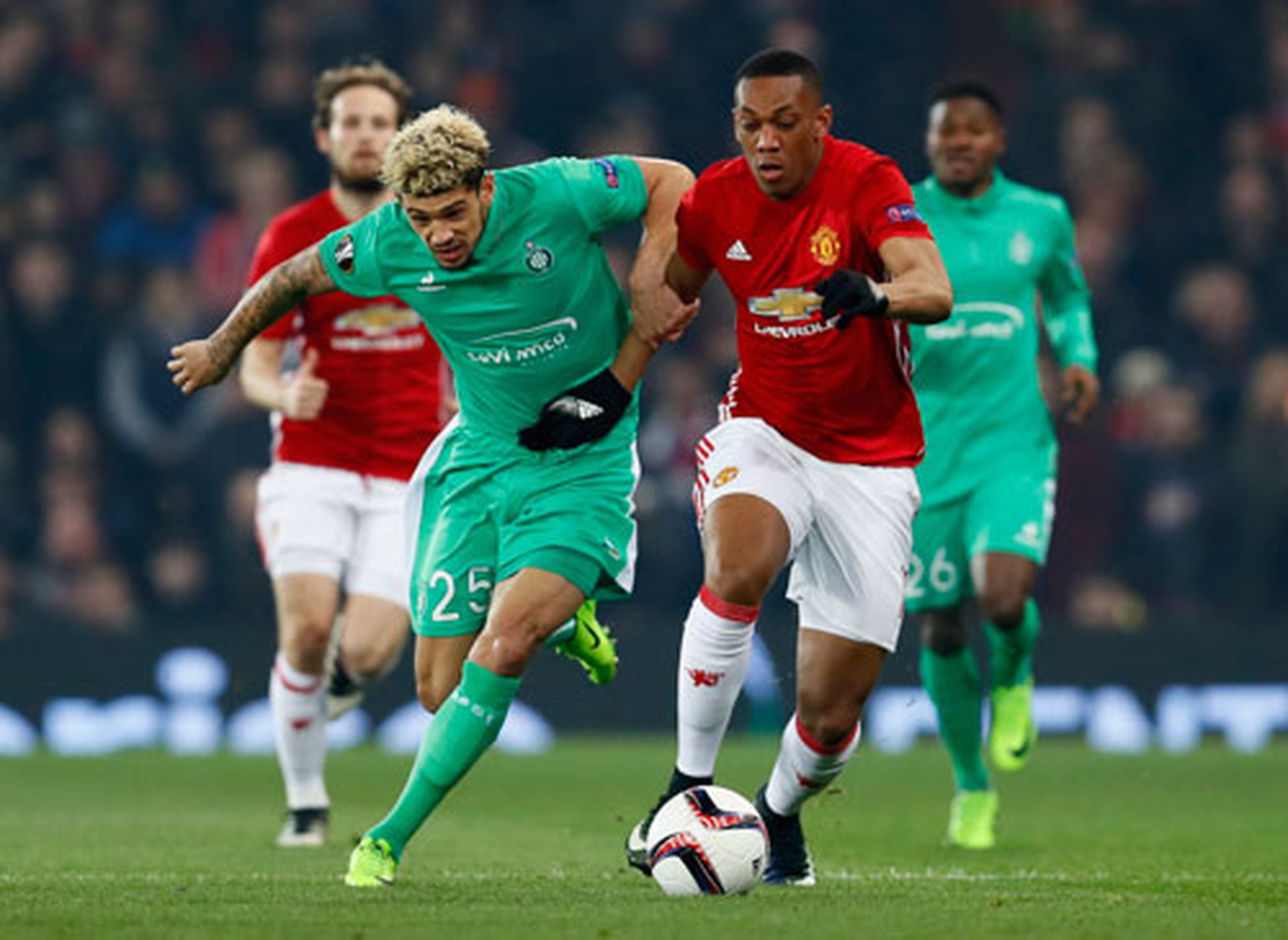 V&ocirc; địch Europa League sẽ gi&uacute;p M.U của Martial (phải) v&agrave;o thẳng v&ograve;ng bảng Champions League m&ugrave;a sau