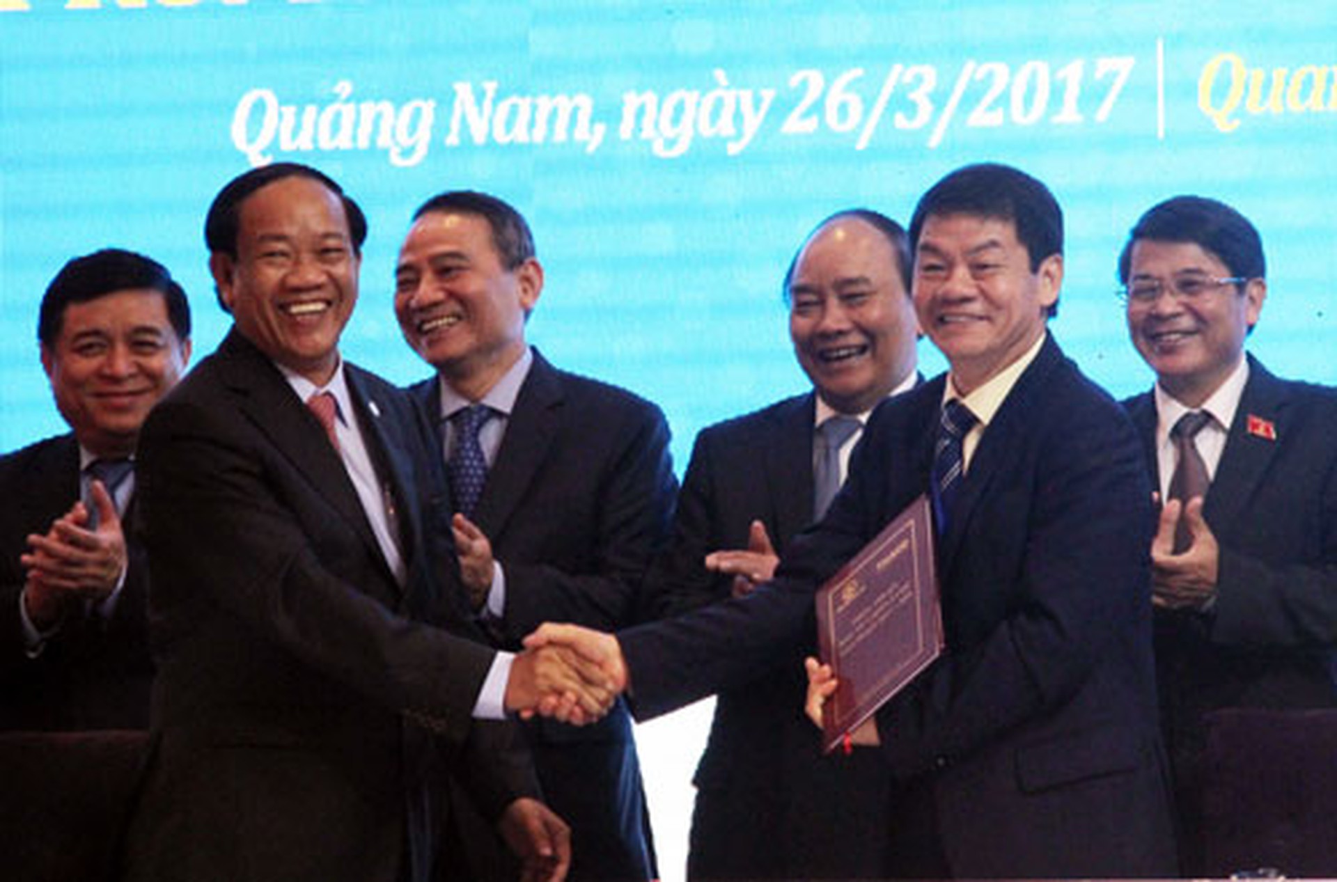 Thủ tướng Nguyễn Xu&acirc;n Ph&uacute;c chứng kiến nghi thức trao quyết định chủ trương đầu tư, giấy chứng nhận đăng k&yacute; đầu tư của tỉnh Quảng Nam cho doanh nghiệp