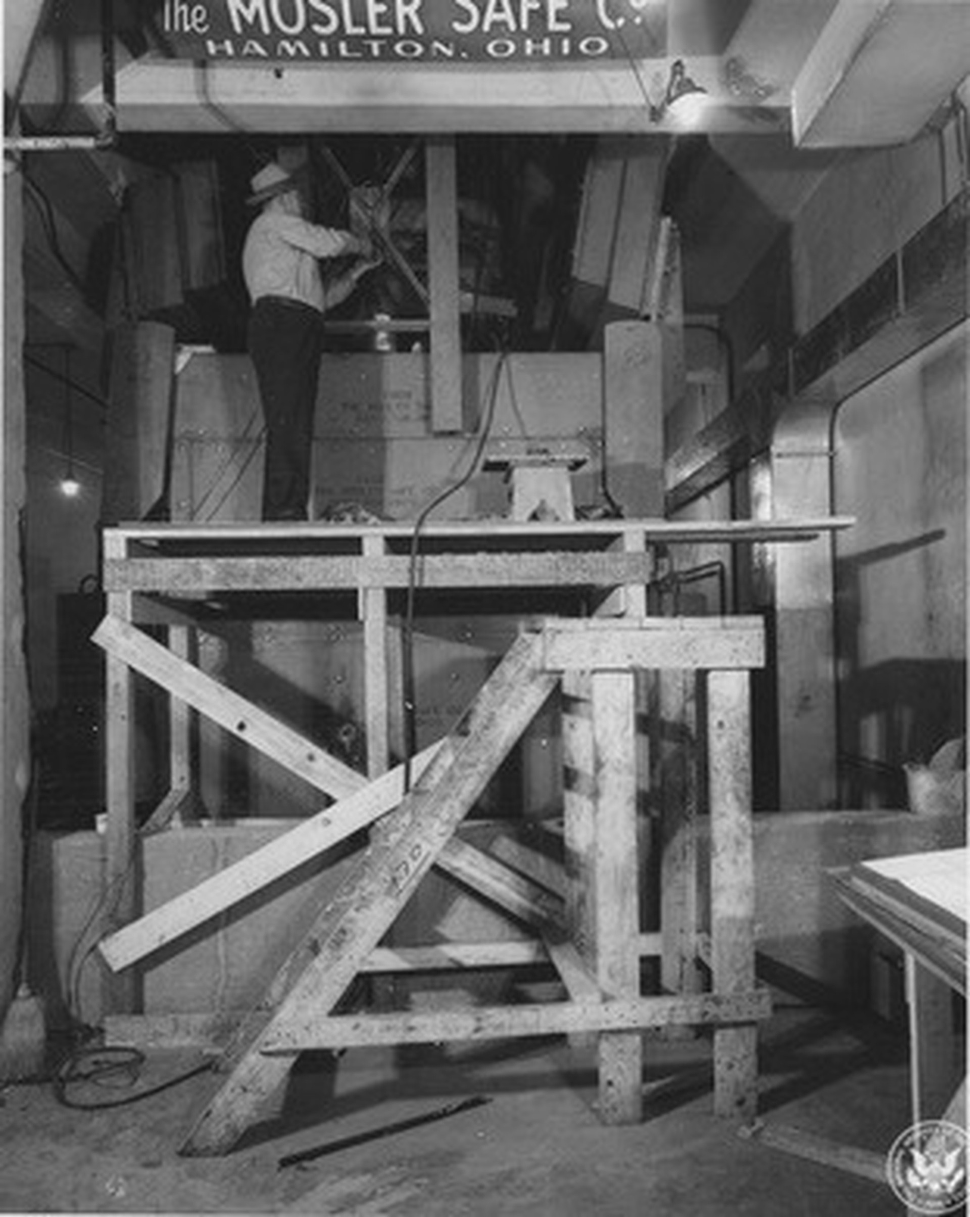 
Qu&aacute; tr&igrave;nh lắp đặt hầm. Ảnh: National Archives

