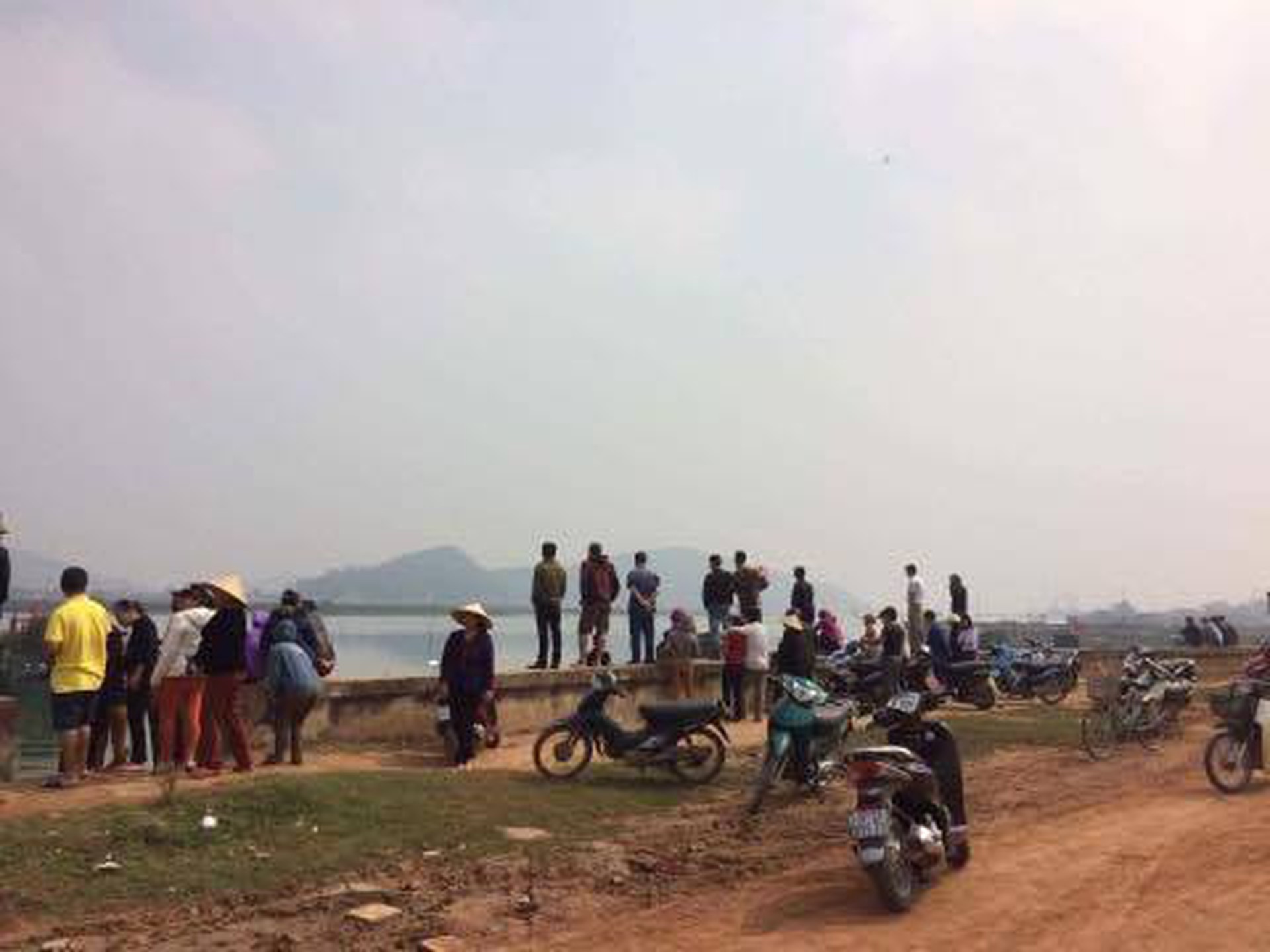 
Nhiều người d&acirc;n k&eacute;o đến để được tận mắt chứng kiến con c&aacute; nghi l&agrave; c&aacute; sủ v&agrave;ng m&agrave; anh Sử bắt được
