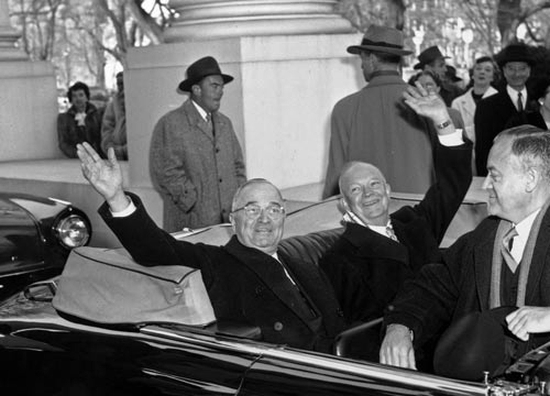 
Tổng thống Harry Truman (tr&aacute;i) v&agrave; người kế nhiệm Dwight Eisenhower rời Nh&agrave; Trắng tr&ecirc;n chiếc xe mui trần c&ugrave;ng tới lễ nhậm chức ng&agrave;y 20-1-1953. Ảnh: AP
