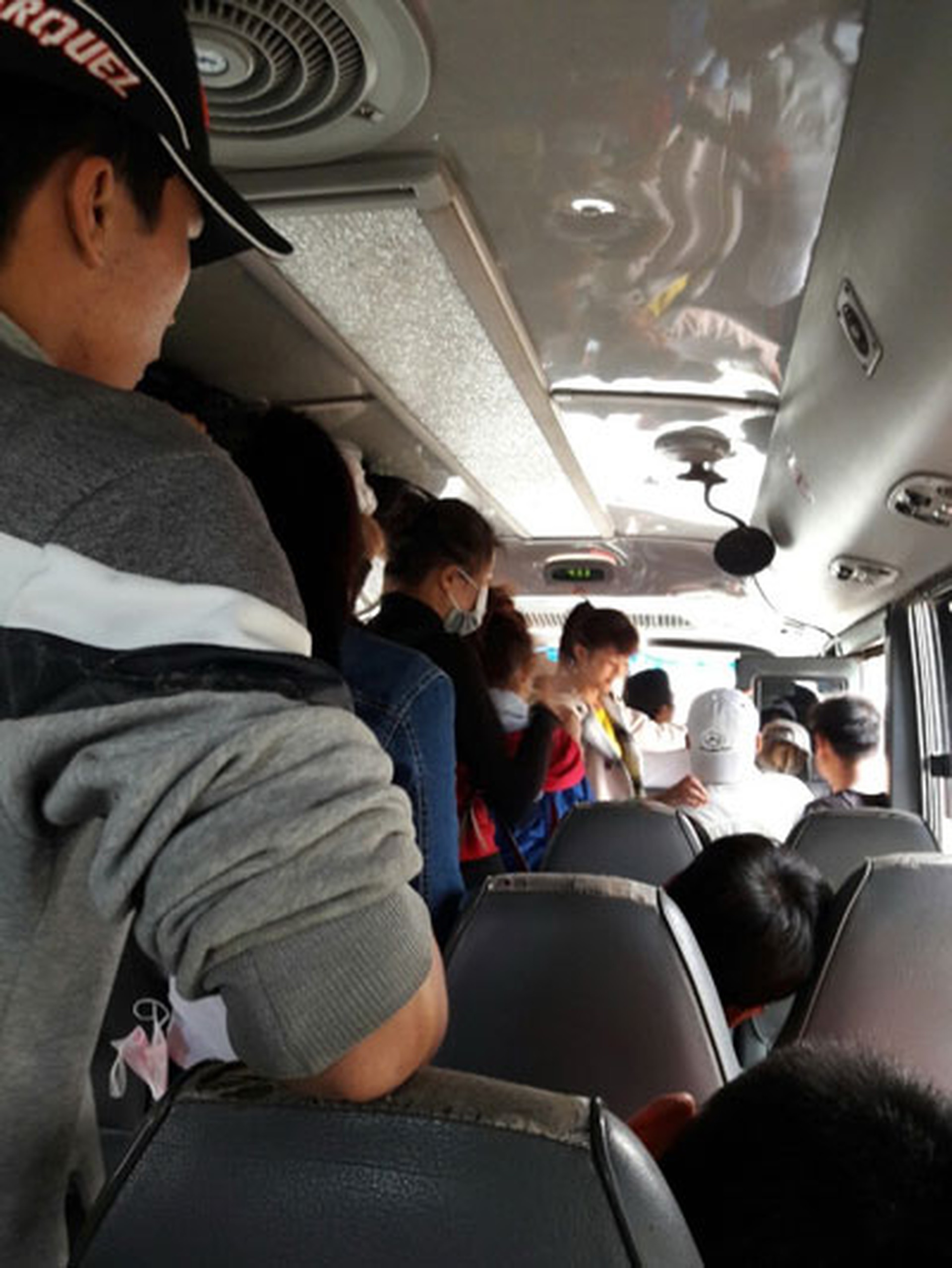 
Xe M.H chạy tuyến Đ&agrave; Lạt - TP HCM nhồi nh&eacute;t gần 50 người thường xuy&ecirc;n ph&oacute;ng nhanh, lạng l&aacute;ch tr&ecirc;n đường Ảnh: Đ&igrave;nh Thi
