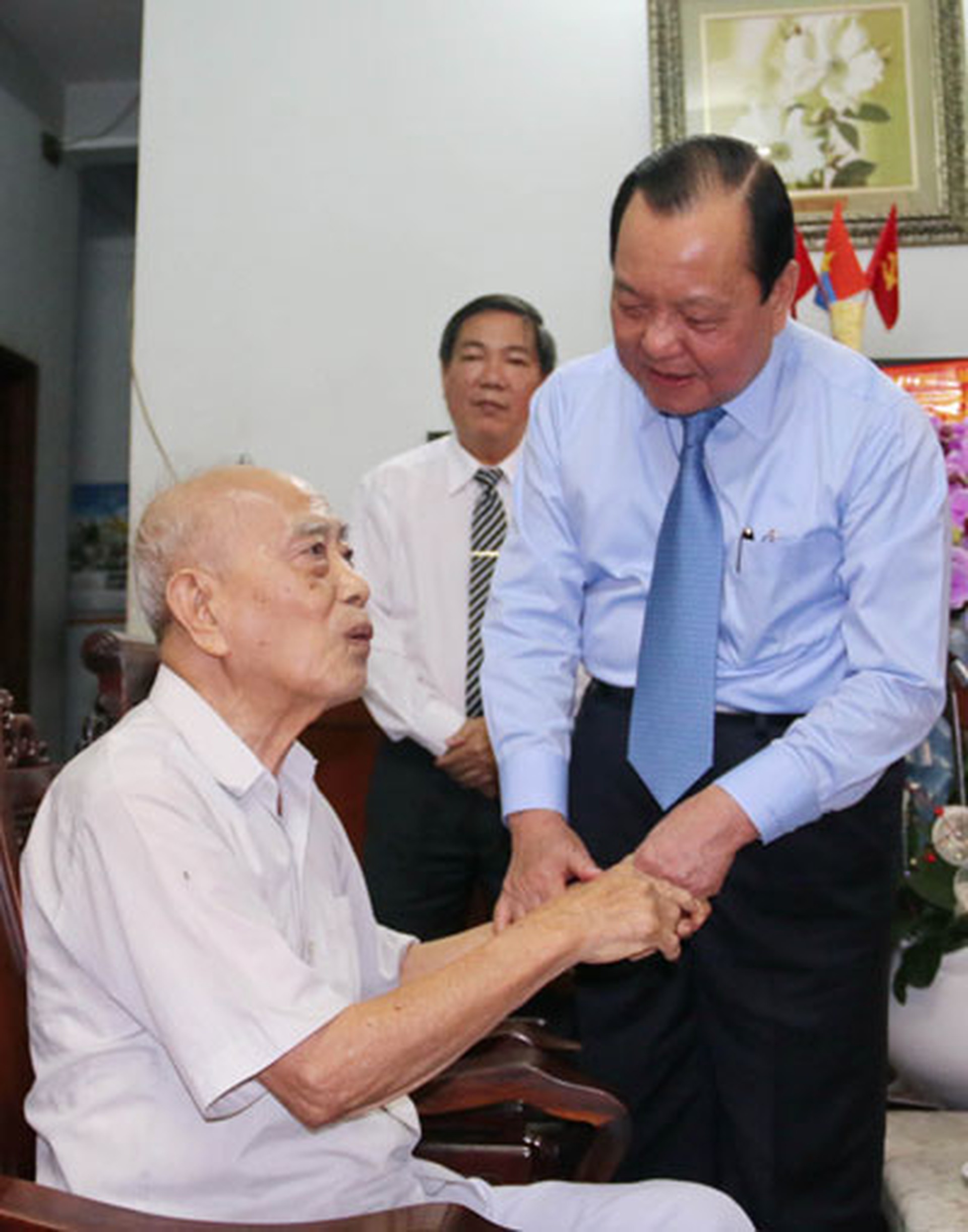 &Ocirc;ng Dương Đ&igrave;nh Thảo, nguy&ecirc;n Trưởng Ban Tuy&ecirc;n huấn Th&agrave;nh ủy v&agrave; &ocirc;ng L&ecirc; Thanh Hải, nguy&ecirc;n B&iacute; thư Th&agrave;nh ủy TP HCM Ảnh: TTXVN