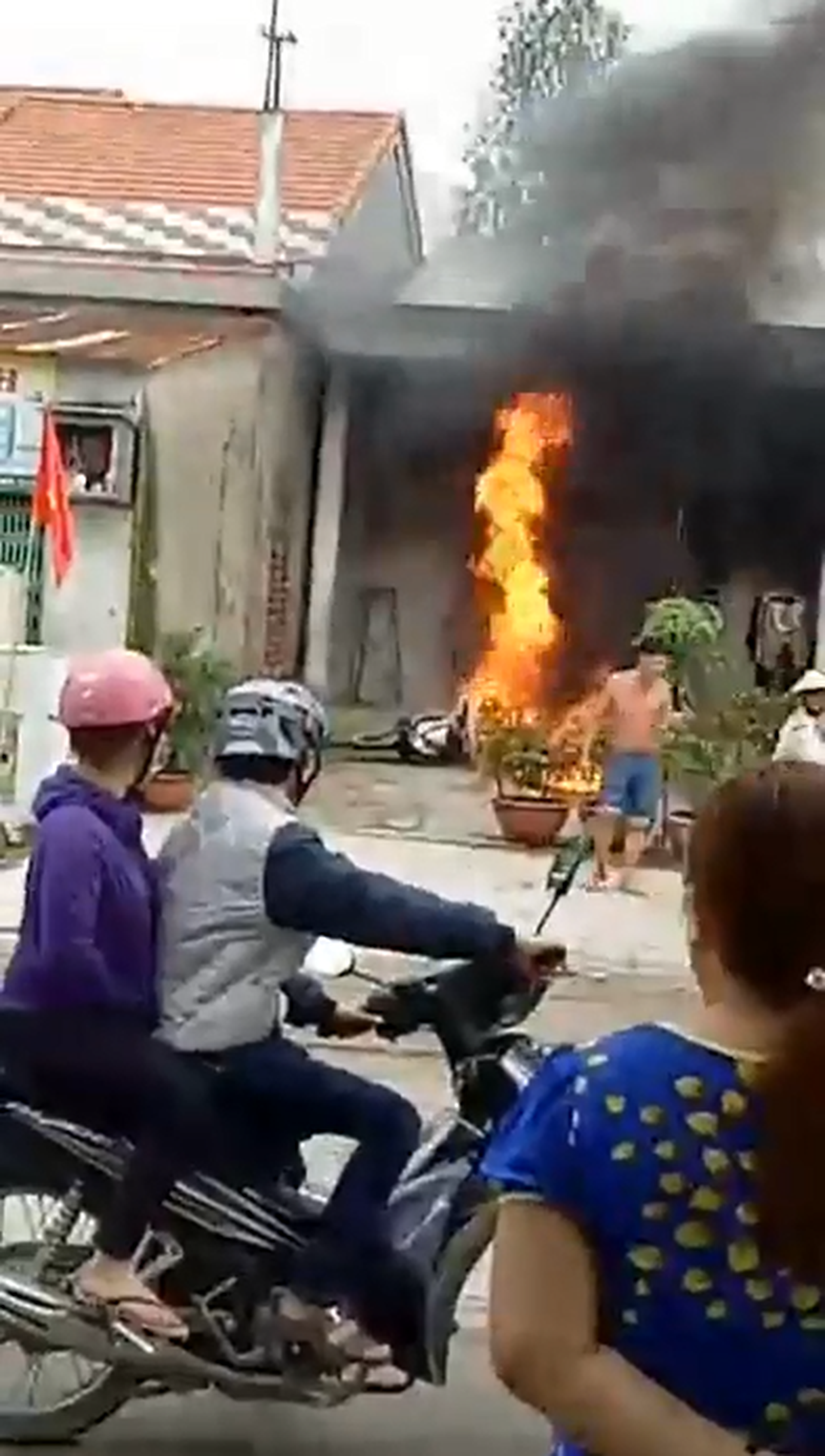 
&Ocirc;ng C. đốt 2 chiếc xe m&aacute;y của m&igrave;nh chỉ v&igrave; giận vợ
