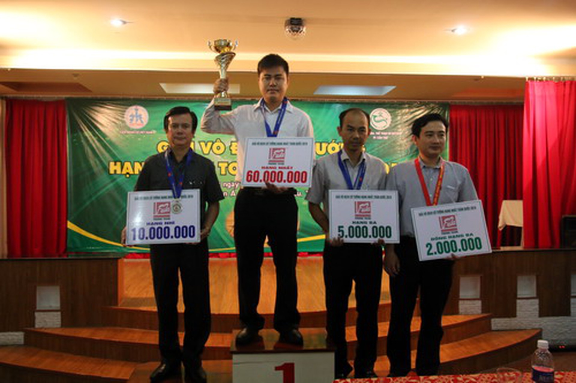 Lại L&yacute; Huynh lần thứ ba gi&agrave;nh ng&ocirc;i v&ocirc; địch Việt Nam